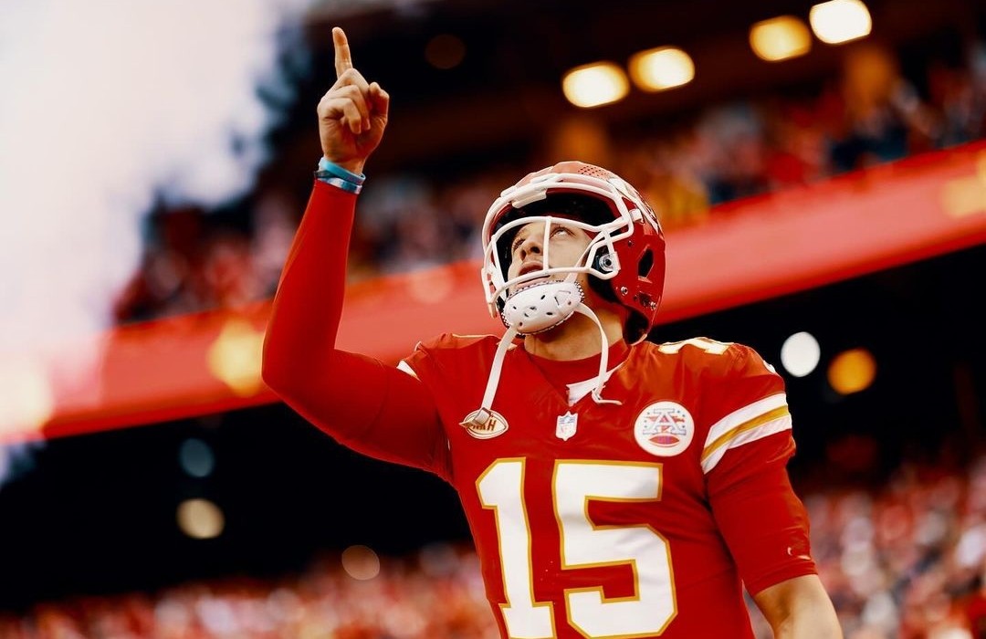 Patrick Mahomes khoe khoảnh khắc ngọt ngào kỷ niệm 2 năm ngày cưới