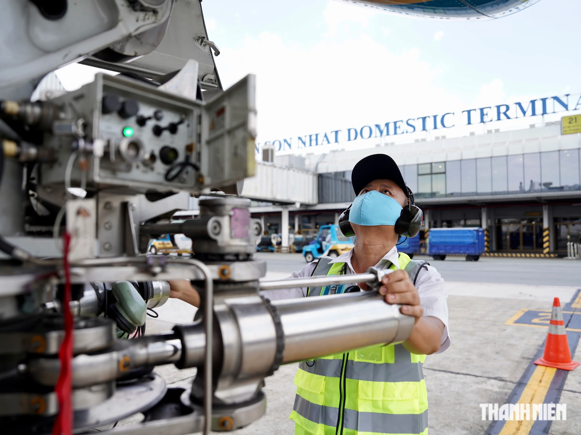 Những người 'thầm lặng' làm việc dưới nắng nóng hơn 50 độ C trên đường băng Tân Sơn Nhất- Ảnh 13.