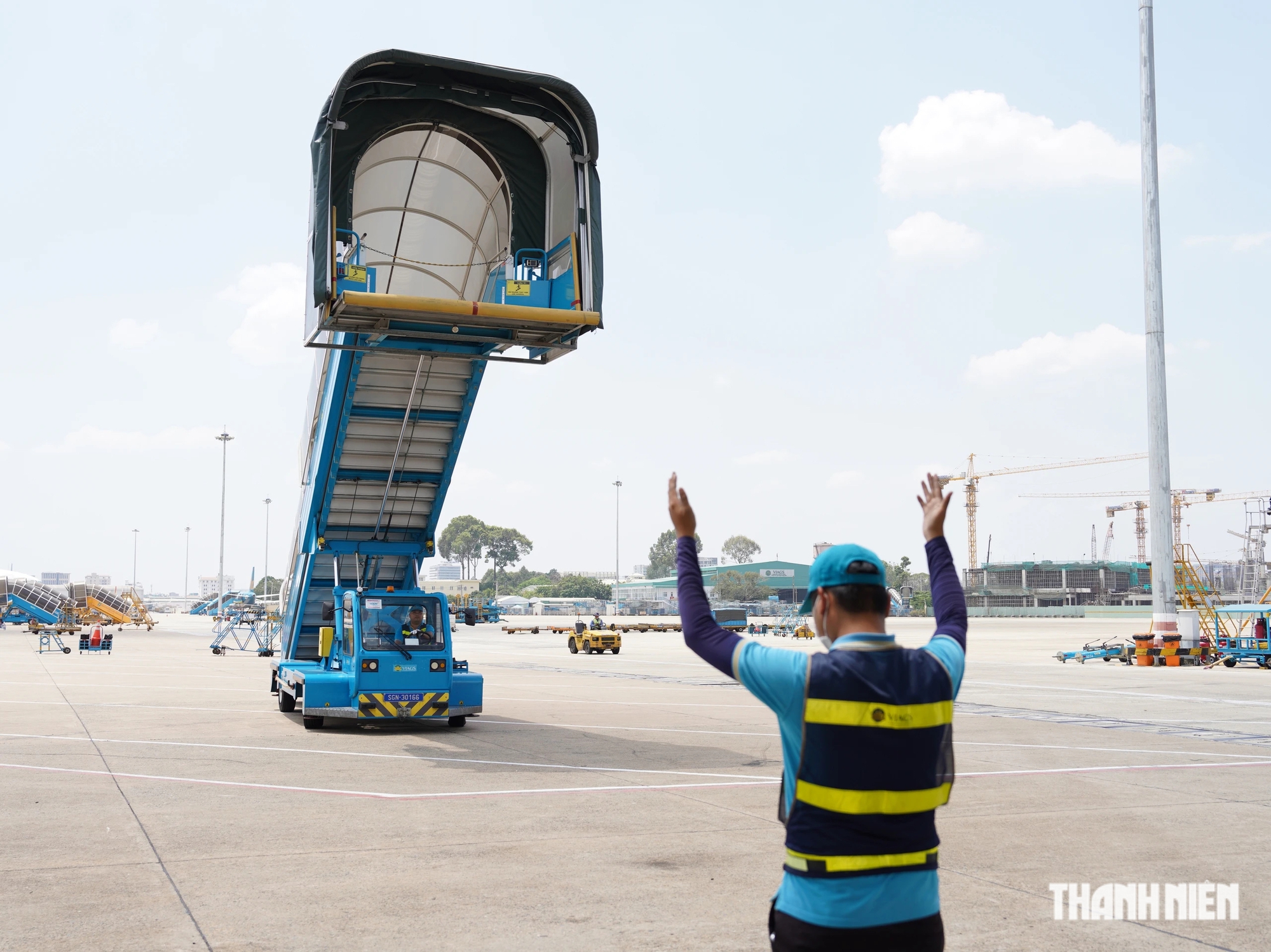 Những người 'thầm lặng' làm việc dưới nắng nóng hơn 50 độ C trên đường băng Tân Sơn Nhất- Ảnh 14.