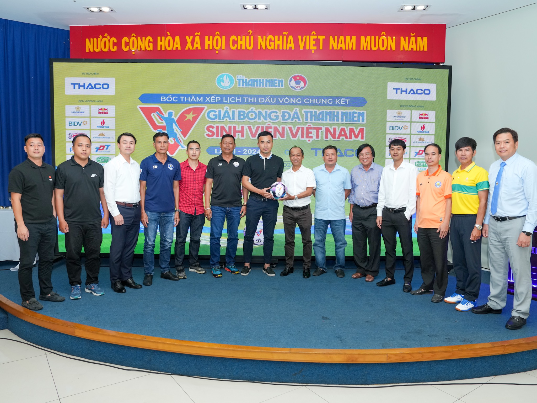 Phó Tổng biên tập Báo Thanh Niên, nhà báo Hải Thành chụp ảnh cùng đại diện 12 đội bóng dự VCK