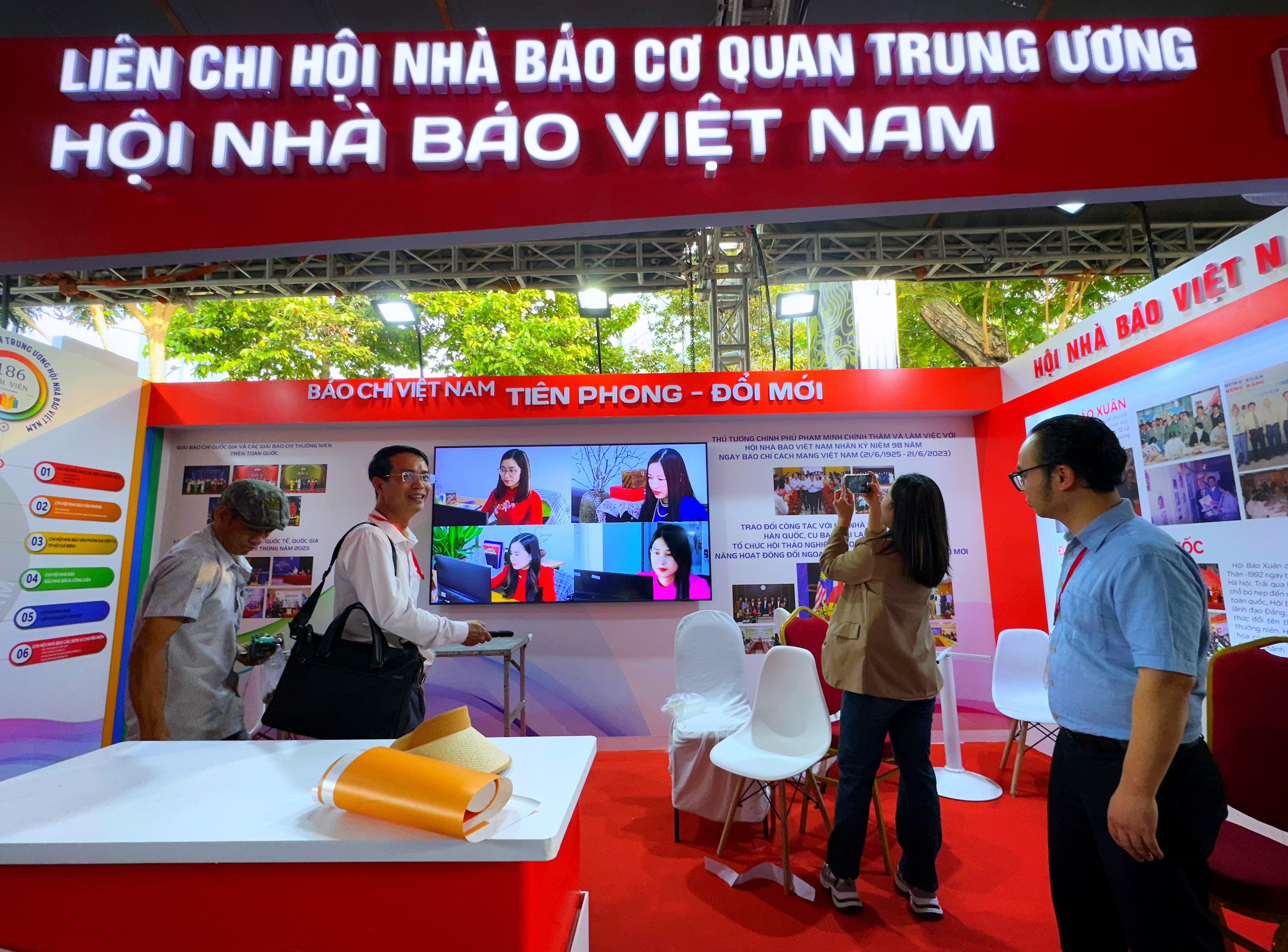 Đầy sắc màu trước ngày khai mạc Hội Báo toàn quốc 2024- Ảnh 10.