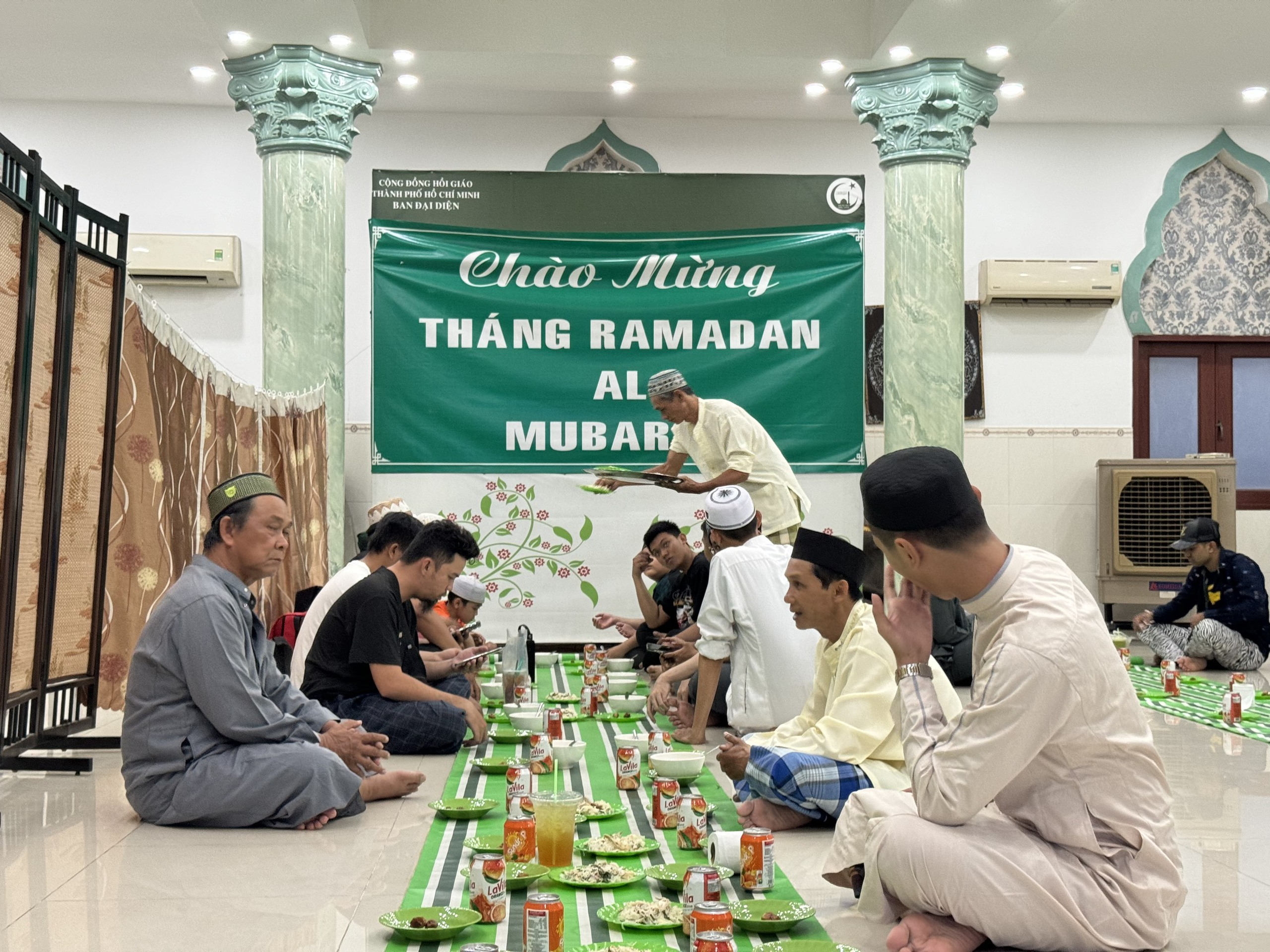 Người đạo Hồi ở TP.HCM trong tháng Ramadan: Cùng nhịn ăn, không uống khi mặt trời mọc trong cả tháng- Ảnh 7.