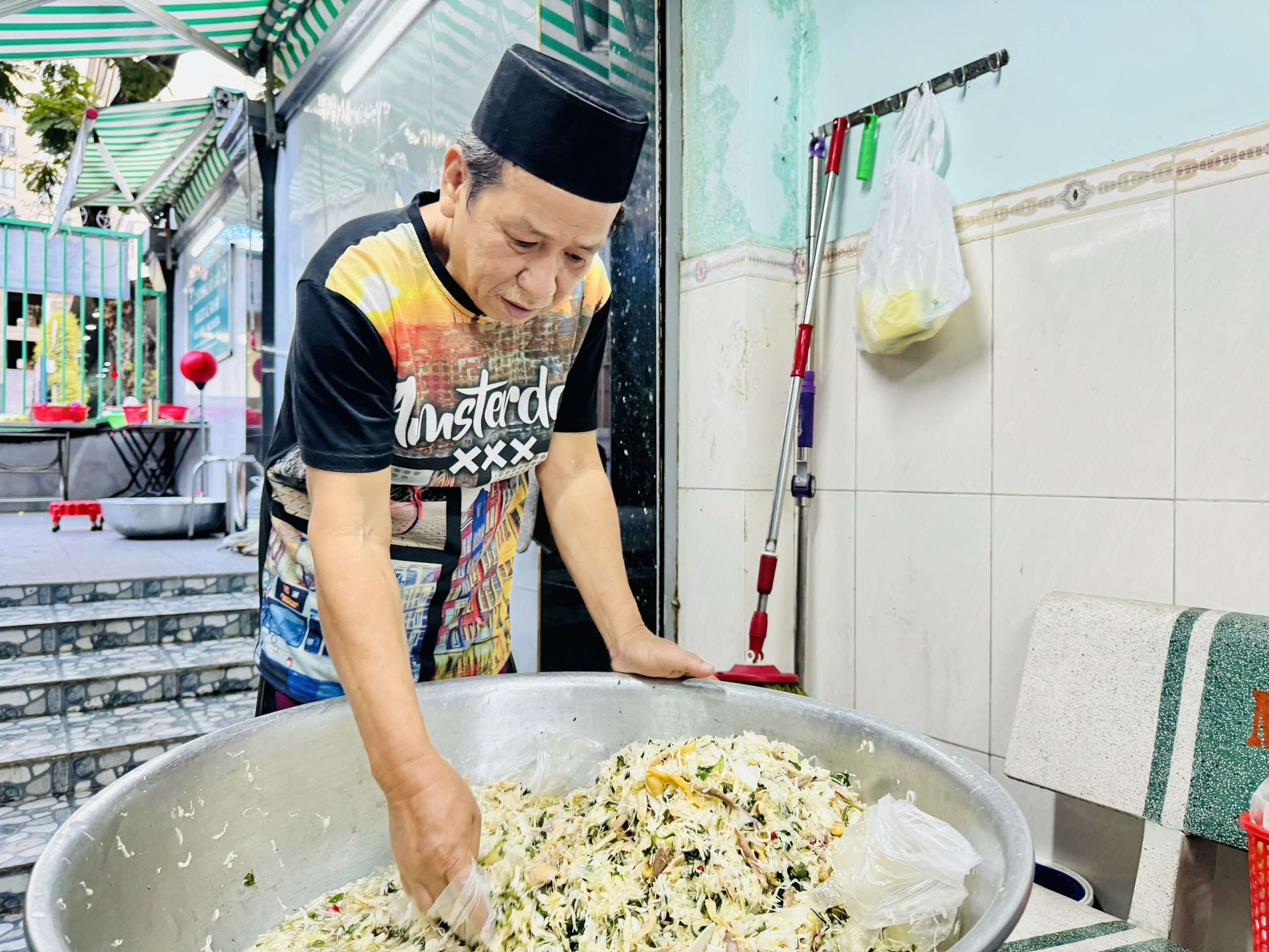 Người đạo Hồi ở TP.HCM trong tháng Ramadan: Cùng nhịn ăn, không uống khi mặt trời mọc trong cả tháng- Ảnh 5.