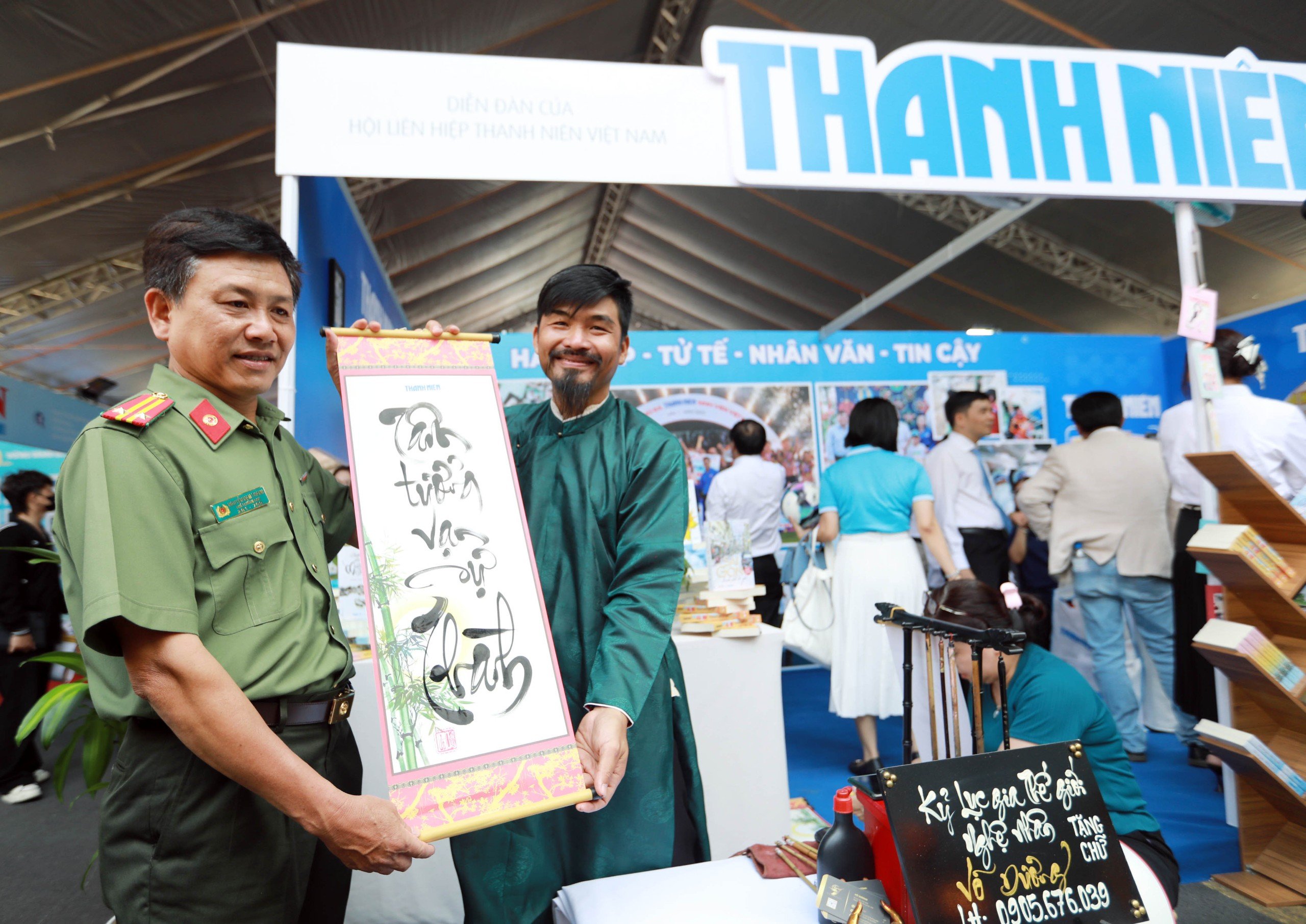 Check-in ấn tượng gian trưng bày Báo Thanh Niên tại Hội Báo toàn quốc 2024- Ảnh 12.