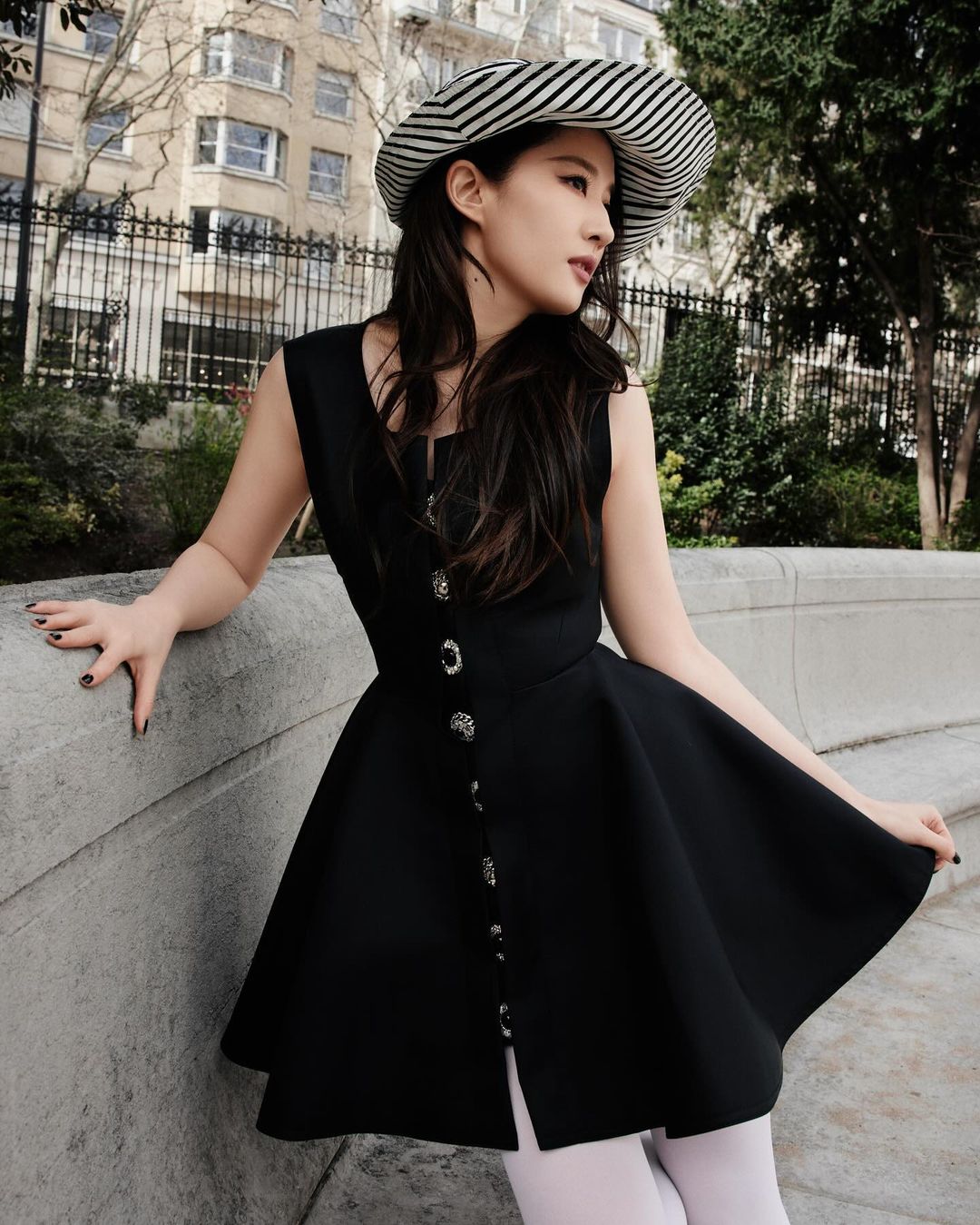 Little Black Dress và những ý tưởng mặc đẹp chiếc váy đen nhỏ- Ảnh 3.