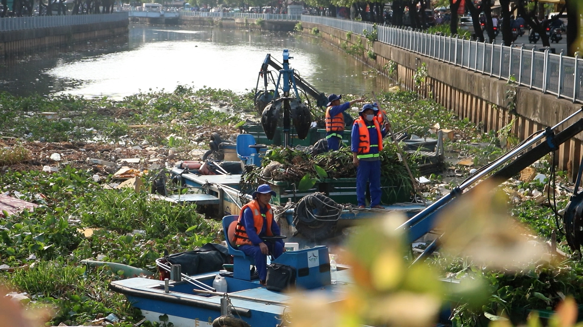 Suốt ngày đêm khẩn trương dọn rác trên kênh Nhiêu Lộc - Thị Nghè- Ảnh 2.