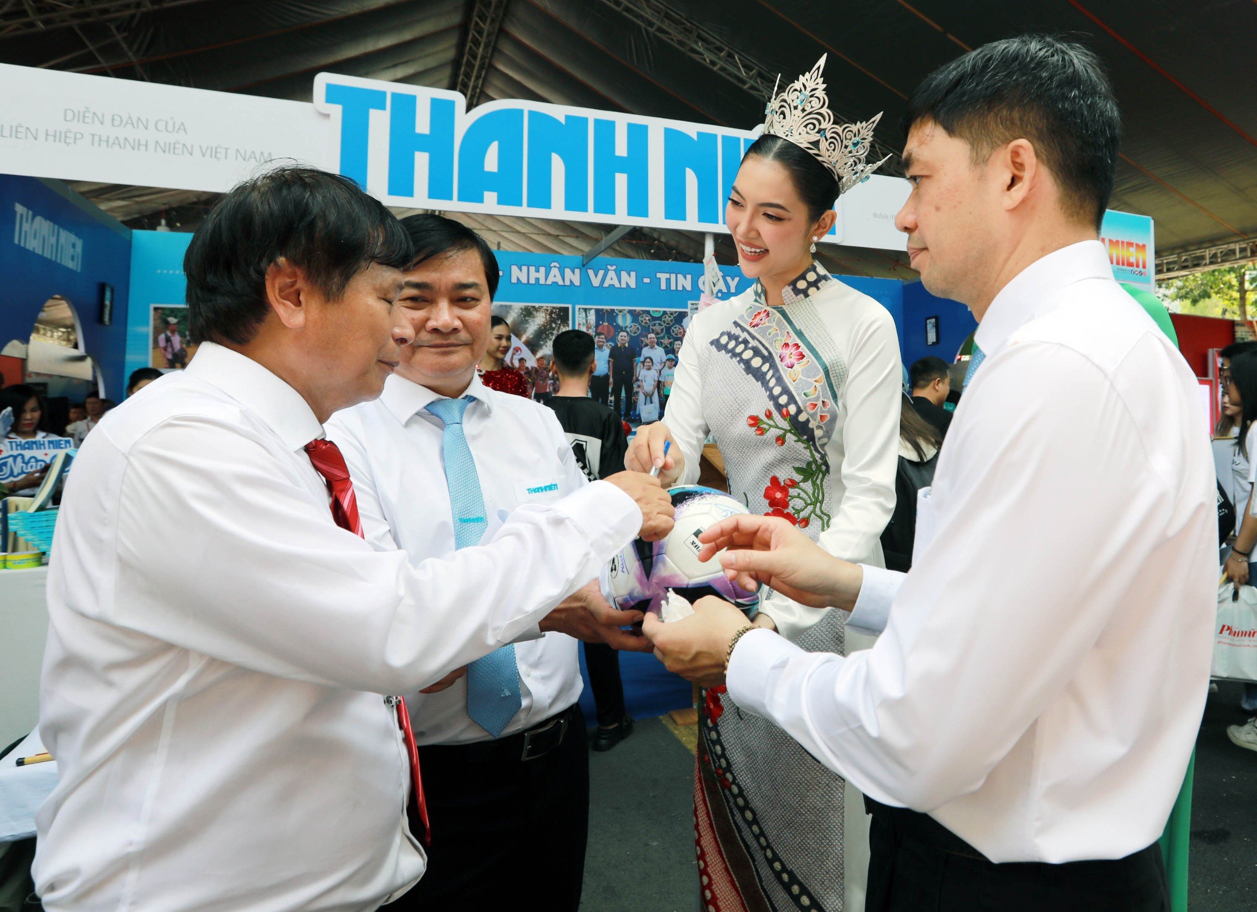 Check-in ấn tượng gian trưng bày Báo Thanh Niên tại Hội Báo toàn quốc 2024- Ảnh 3.