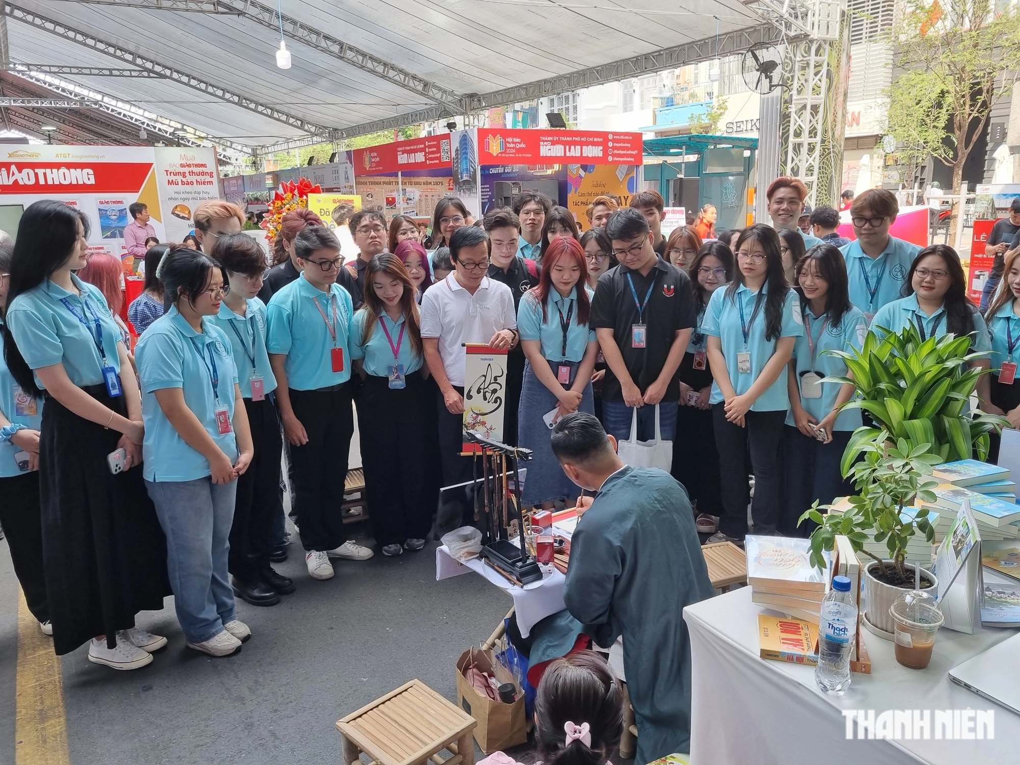 Kỷ lục gia thư pháp Võ Dương đồng hành Thanh Niên được săn đón nồng nhiệt- Ảnh 4.