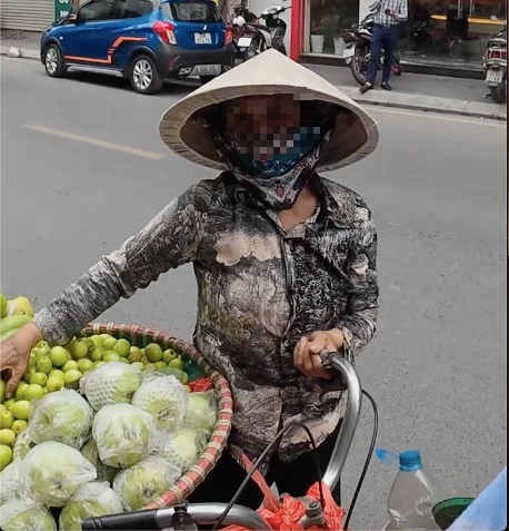 Xác minh vụ người bán hàng rong đòi khách Tây 200.000 đồng cho túi táo nhỏ- Ảnh 1.