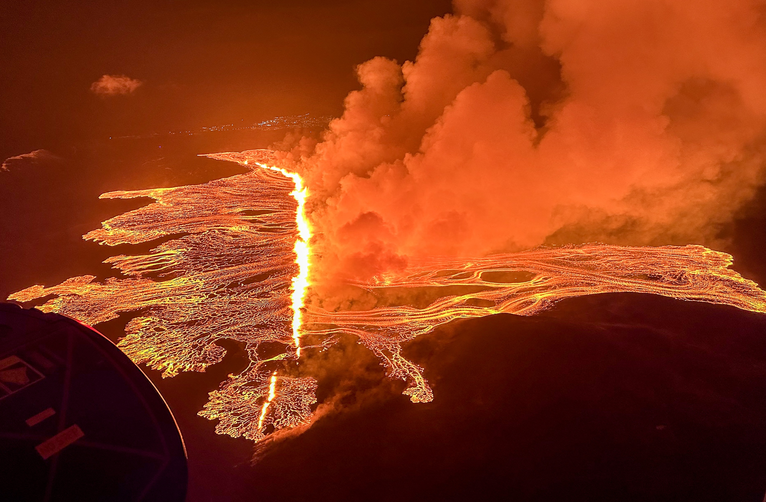 Bầu trời 'rực cháy' trong đêm núi lửa phun trào ở Iceland- Ảnh 3.