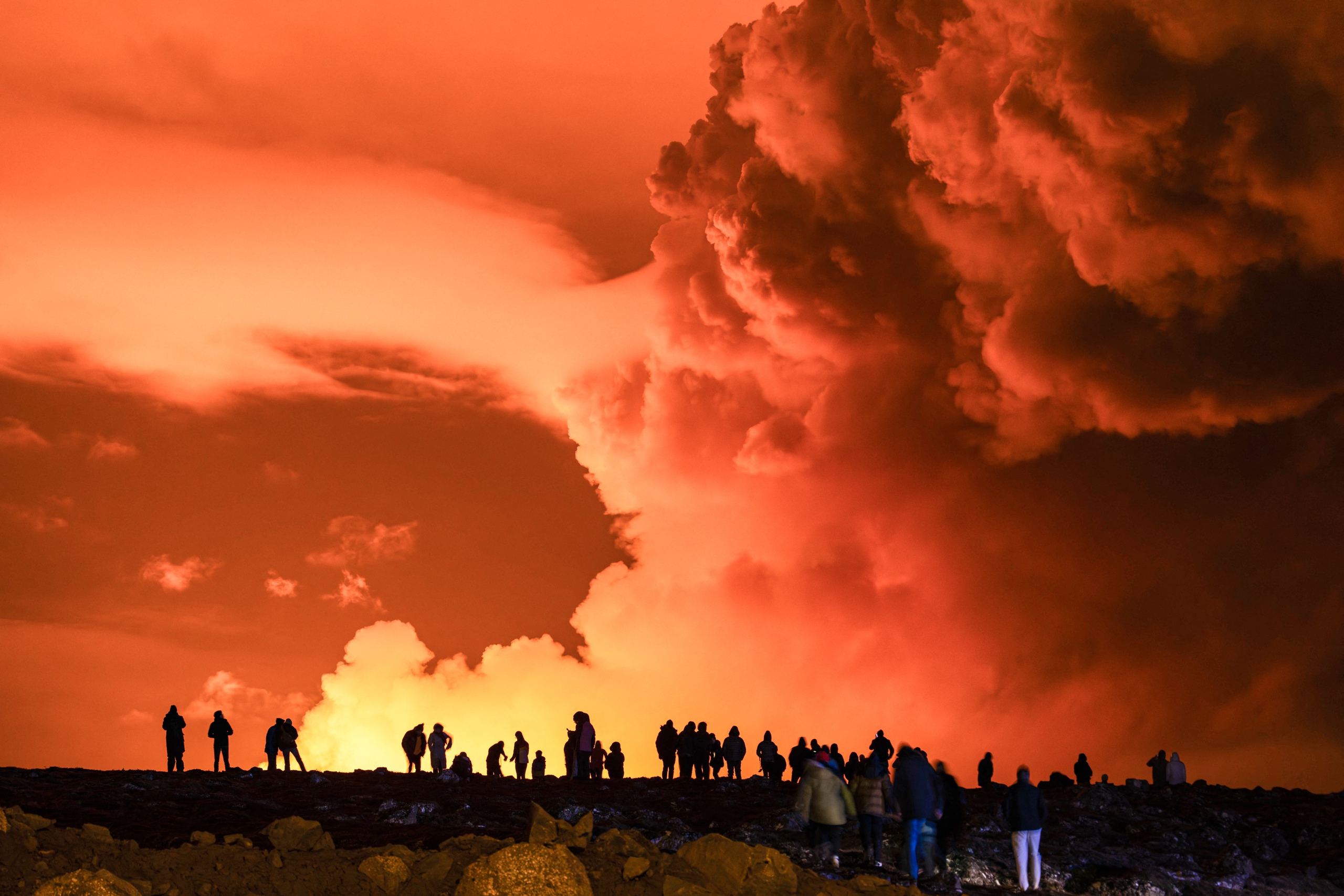 Bầu trời 'rực cháy' trong đêm núi lửa phun trào ở Iceland- Ảnh 1.