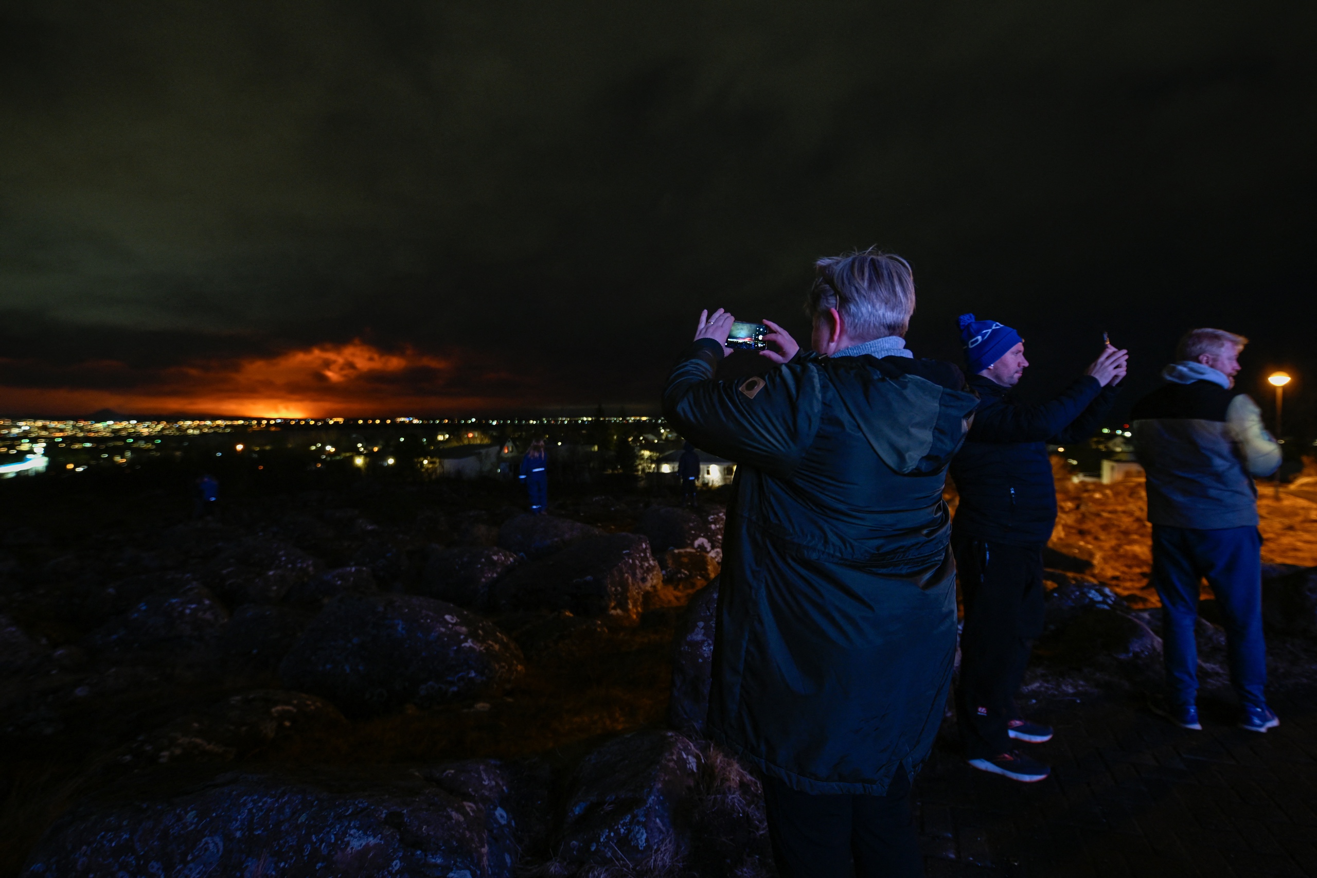 Bầu trời 'rực cháy' trong đêm núi lửa phun trào ở Iceland- Ảnh 6.