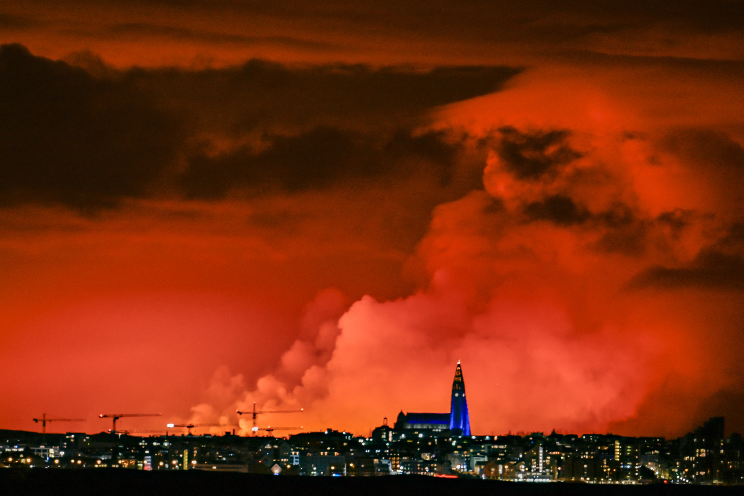Bầu trời 'rực cháy' trong đêm núi lửa phun trào ở Iceland- Ảnh 2.