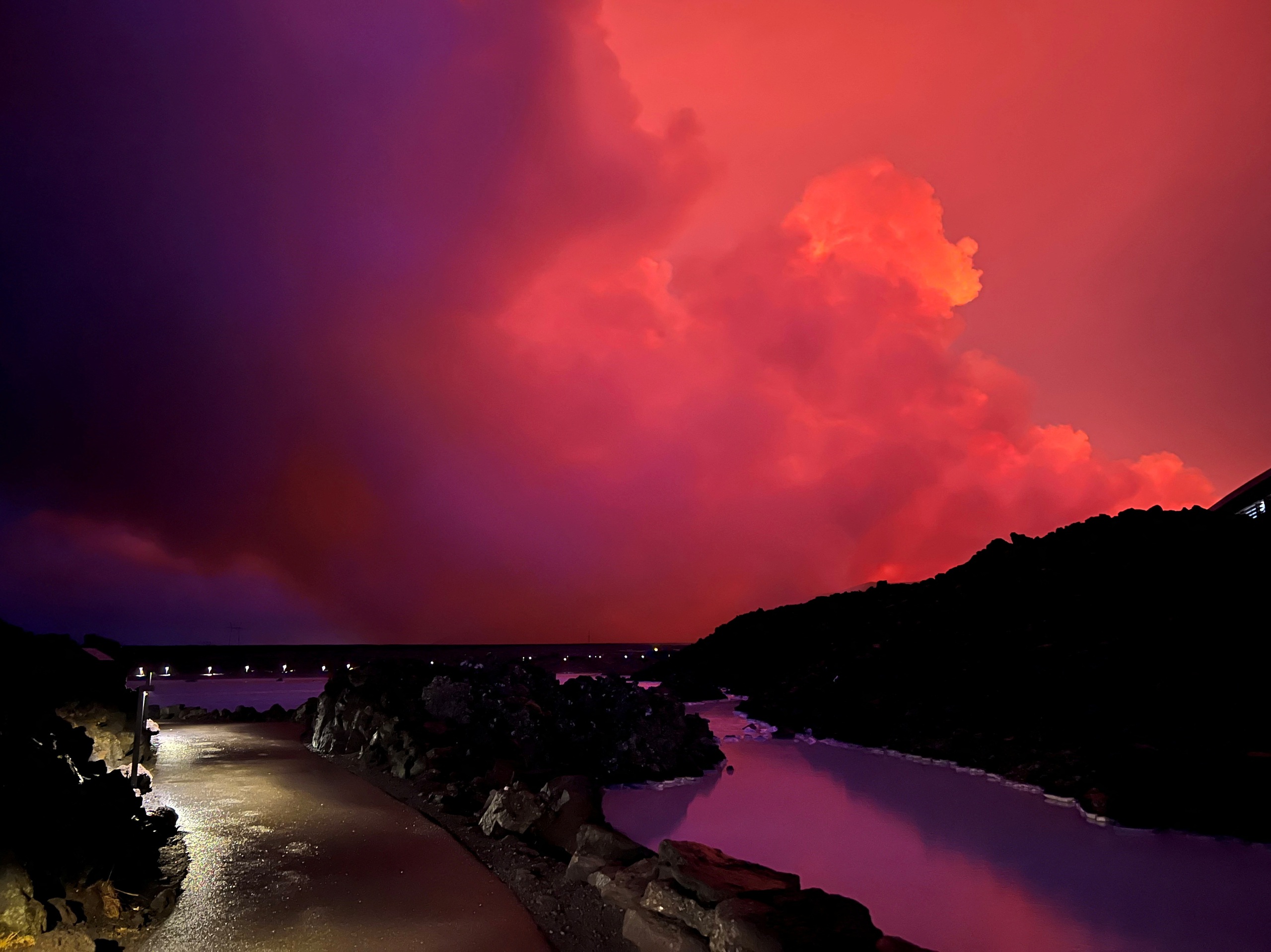 Bầu trời 'rực cháy' trong đêm núi lửa phun trào ở Iceland- Ảnh 9.