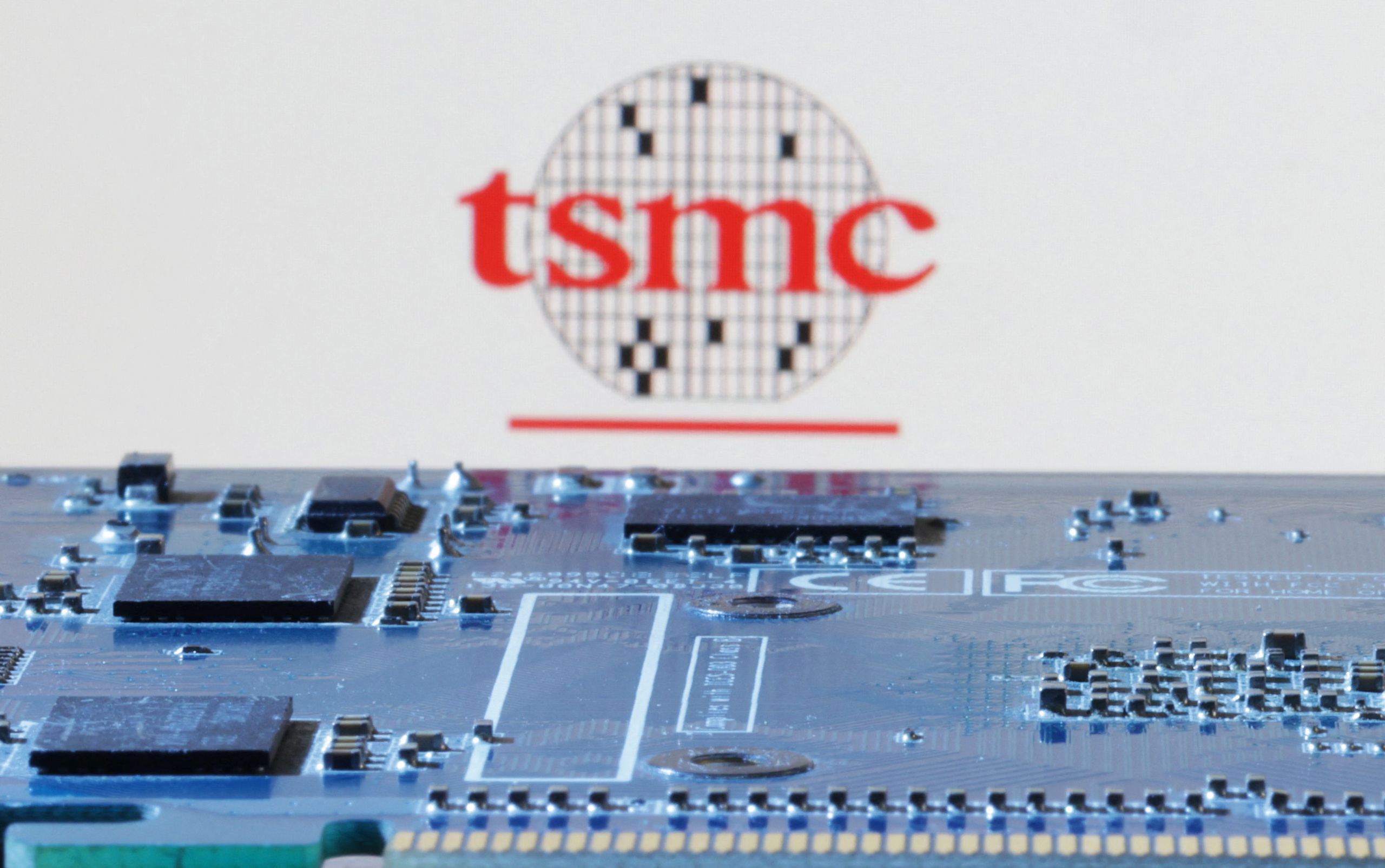 TSMC được ưu đãi 5 tỉ USD để xây nhà máy chip ở Mỹ- Ảnh 1.