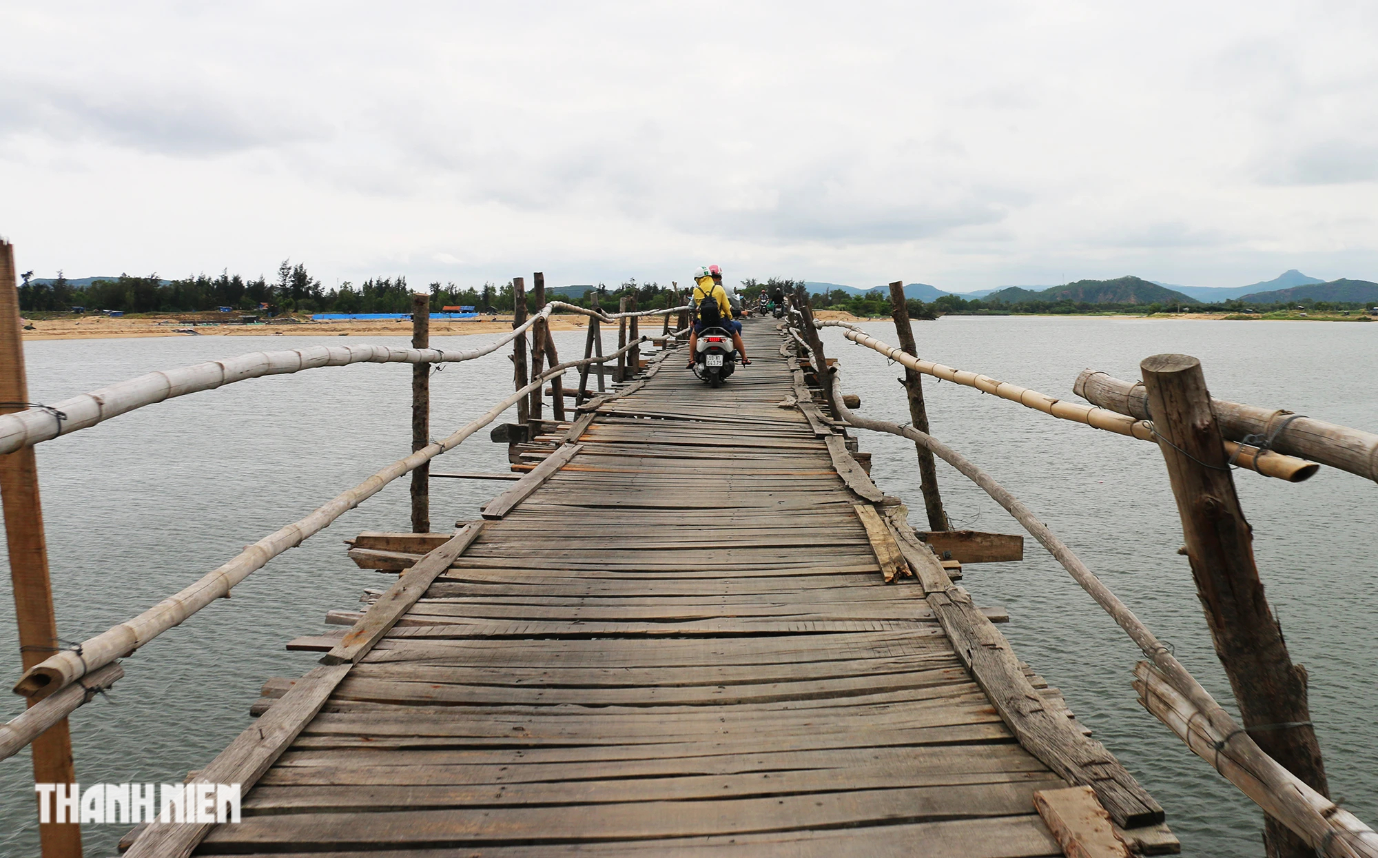 Độc lạ cây cầu gỗ dài gần 1 km bắc qua sông Bình Bá- Ảnh 3.