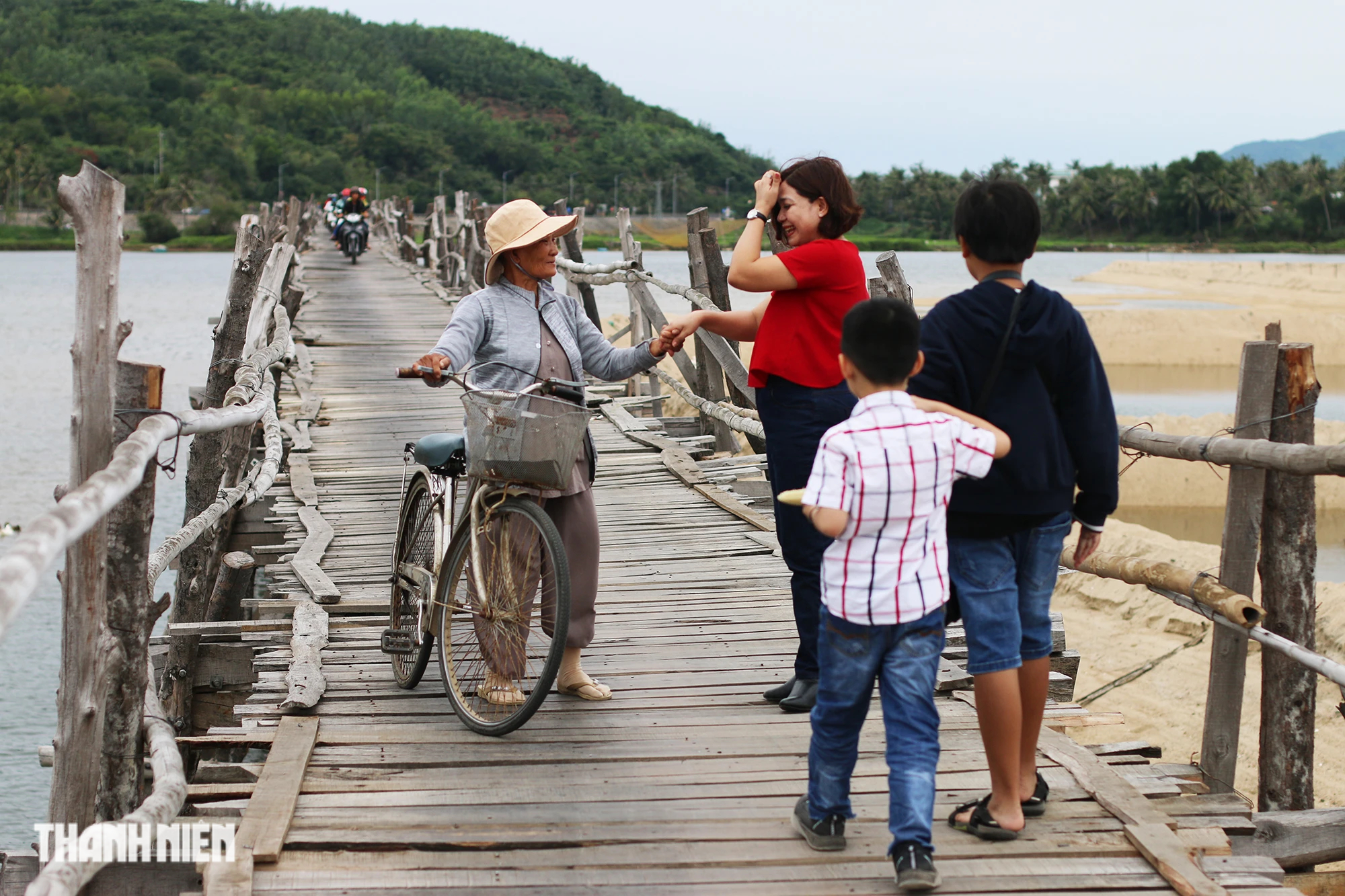 Độc lạ cây cầu gỗ dài gần 1 km bắc qua sông Bình Bá- Ảnh 6.