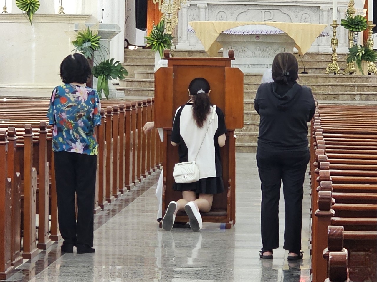Người Công giáo ở TP.HCM lãnh nhận bí tích giải tội trước Lễ Phục sinh- Ảnh 7.