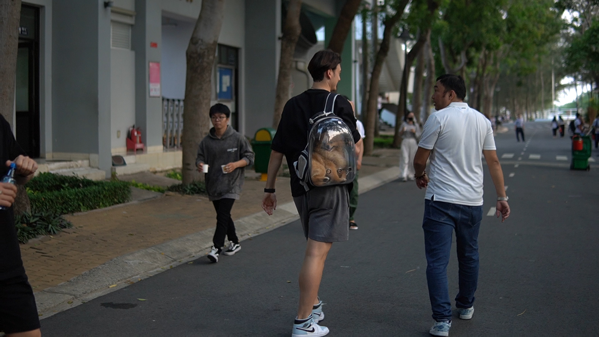 Đáng yêu như Đặng Văn Lâm: Dắt bạn gái và cún cưng đi xem bóng đá sinh viên- Ảnh 4.