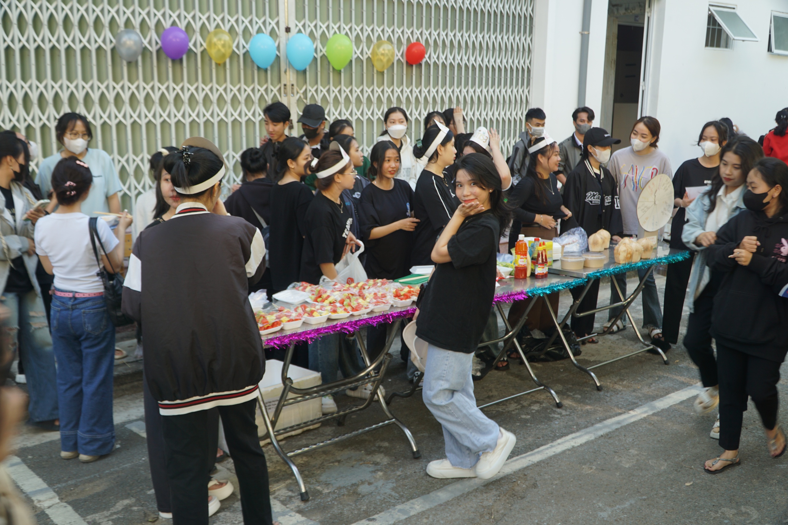 Gian hàng tư vấn mùa thi Nha Trang thu hút hàng ngàn học sinh- Ảnh 8.