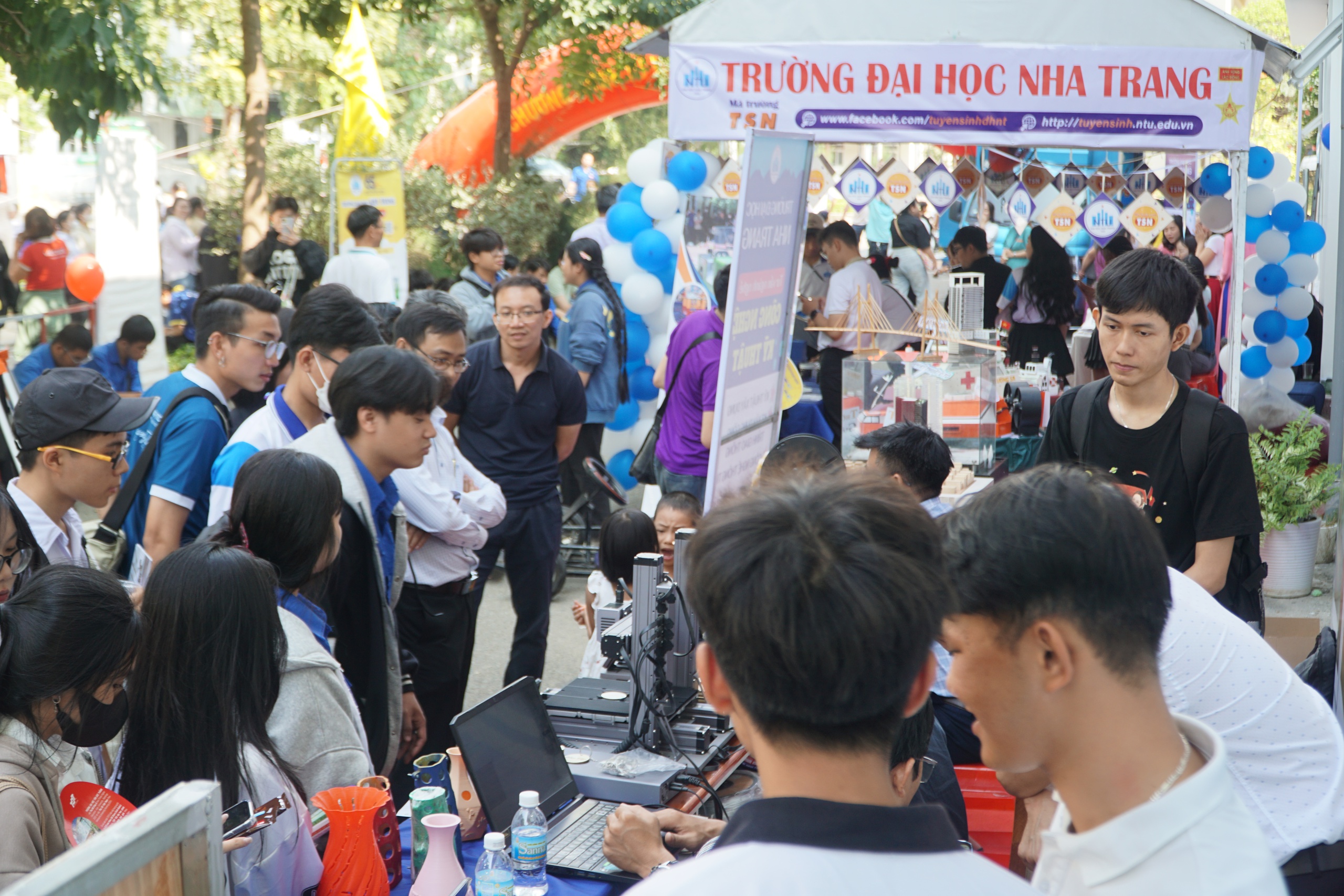 Gian hàng tư vấn mùa thi Nha Trang thu hút hàng ngàn học sinh- Ảnh 6.