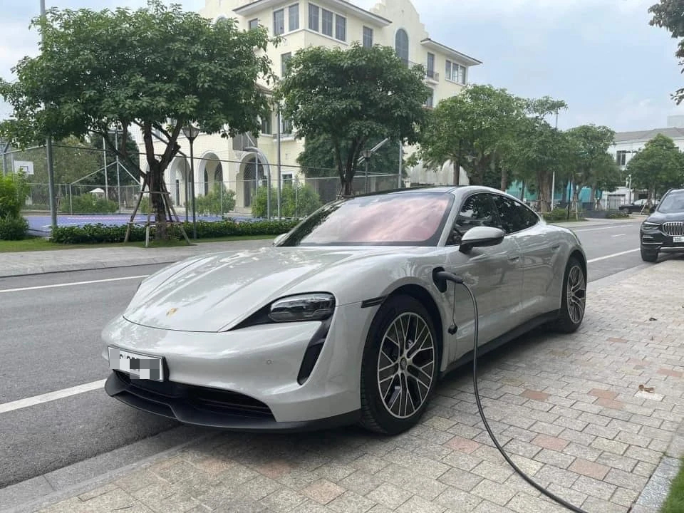 Ô tô điện hạng sang Porsche Taycan 'rớt giá' 50% sau 3 năm sử dụng