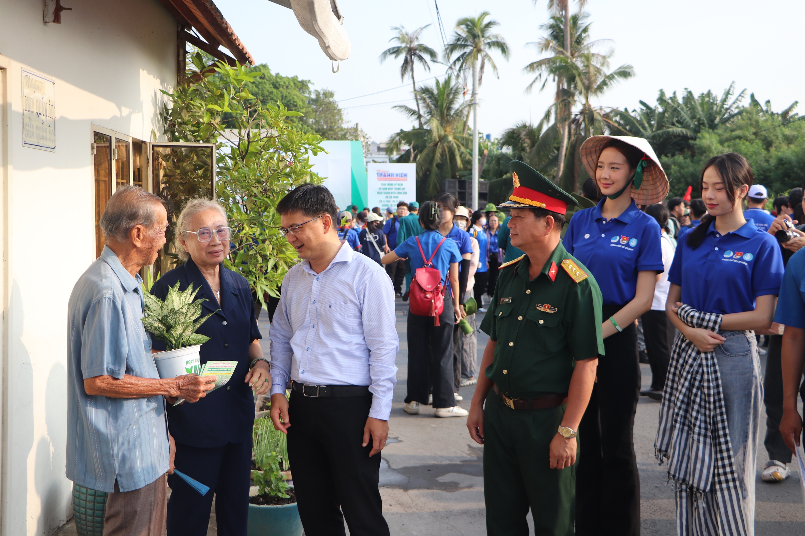 Hoa hậu cùng lội bùn cải tạo cảnh quan cho các dòng kênh- Ảnh 9.