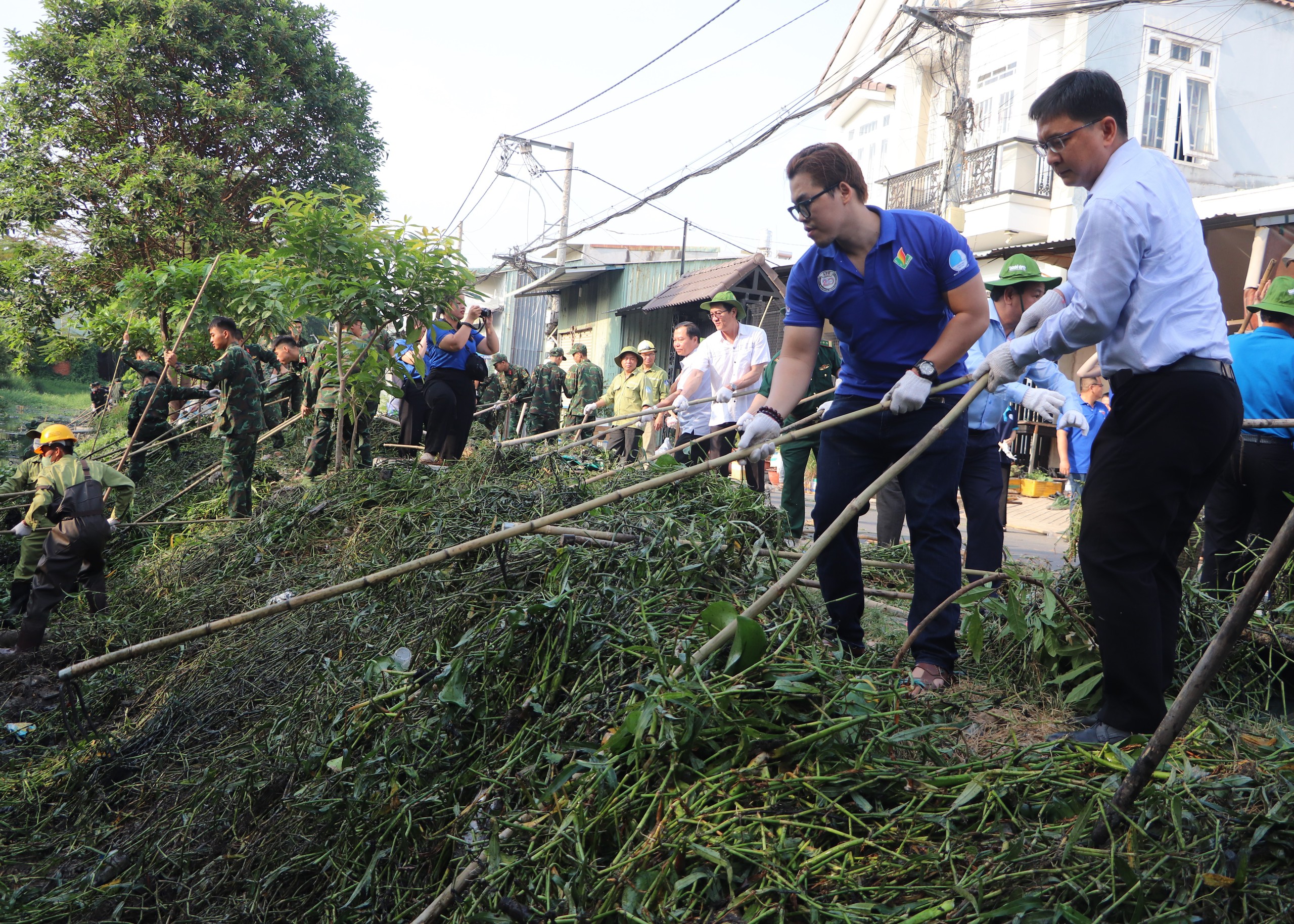 Hoa hậu cùng lội bùn cải tạo cảnh quan cho các dòng kênh- Ảnh 1.