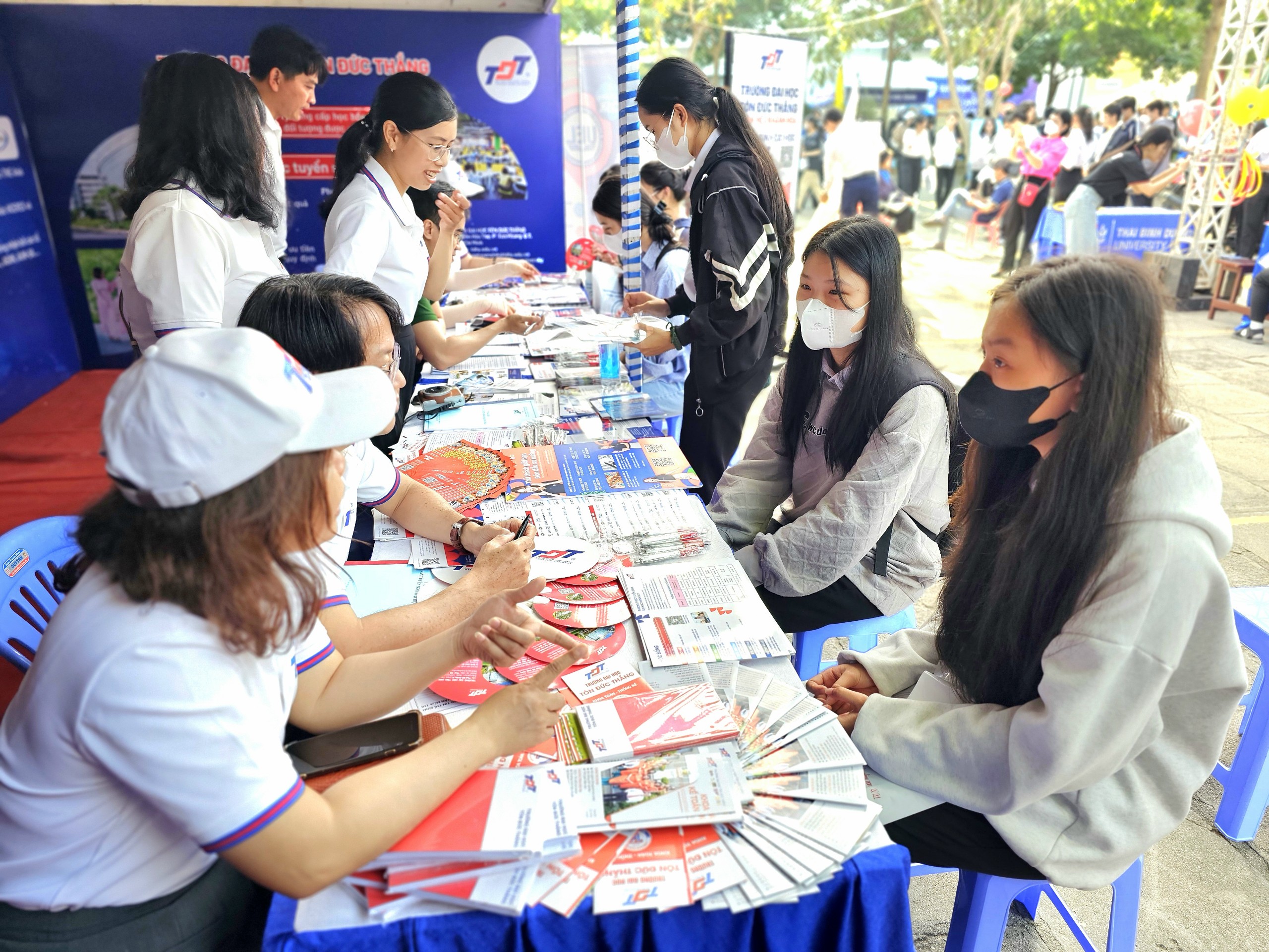 Gian hàng tư vấn mùa thi Nha Trang thu hút hàng ngàn học sinh- Ảnh 2.