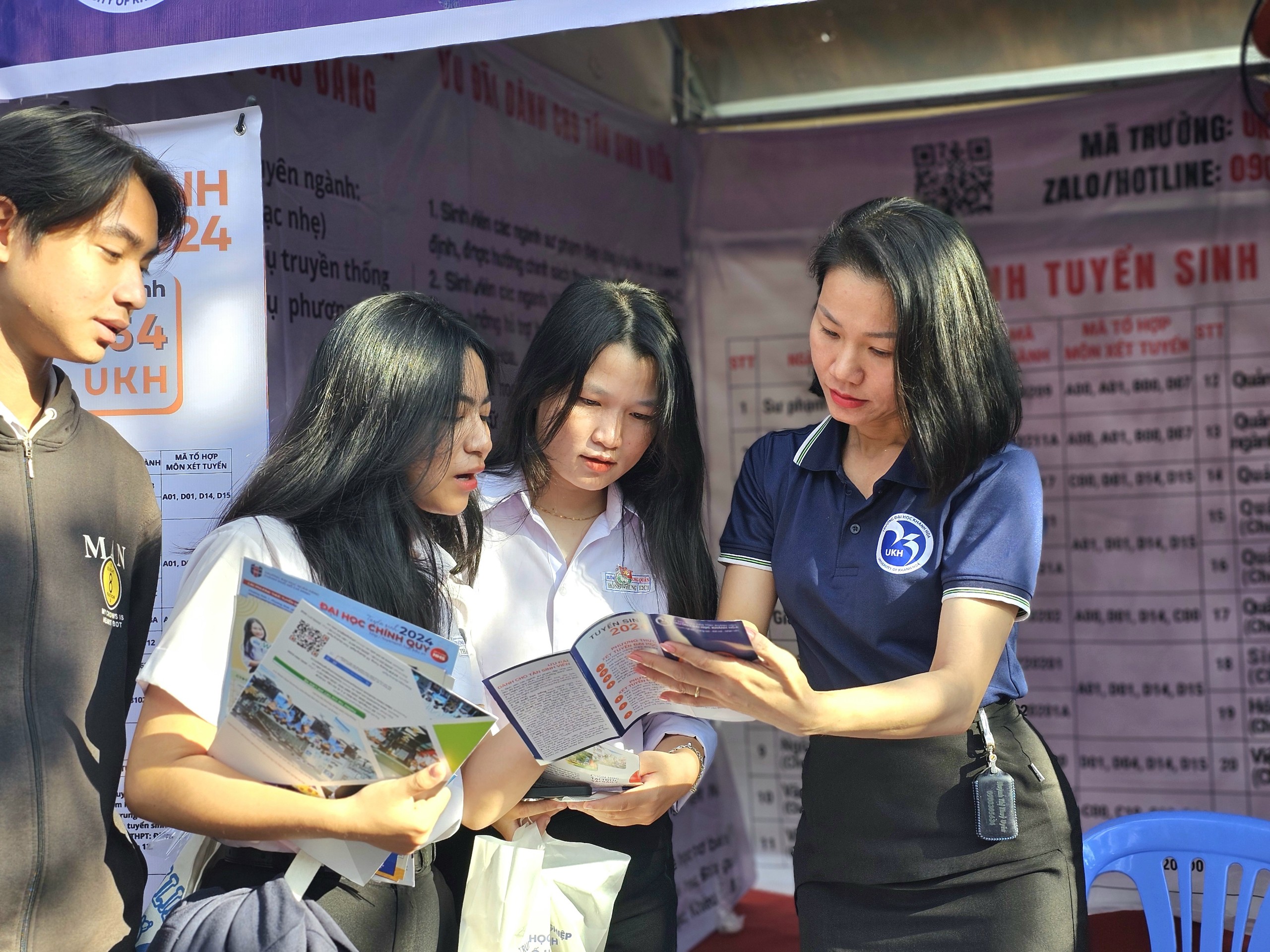 Gian hàng tư vấn mùa thi Nha Trang thu hút hàng ngàn học sinh- Ảnh 4.