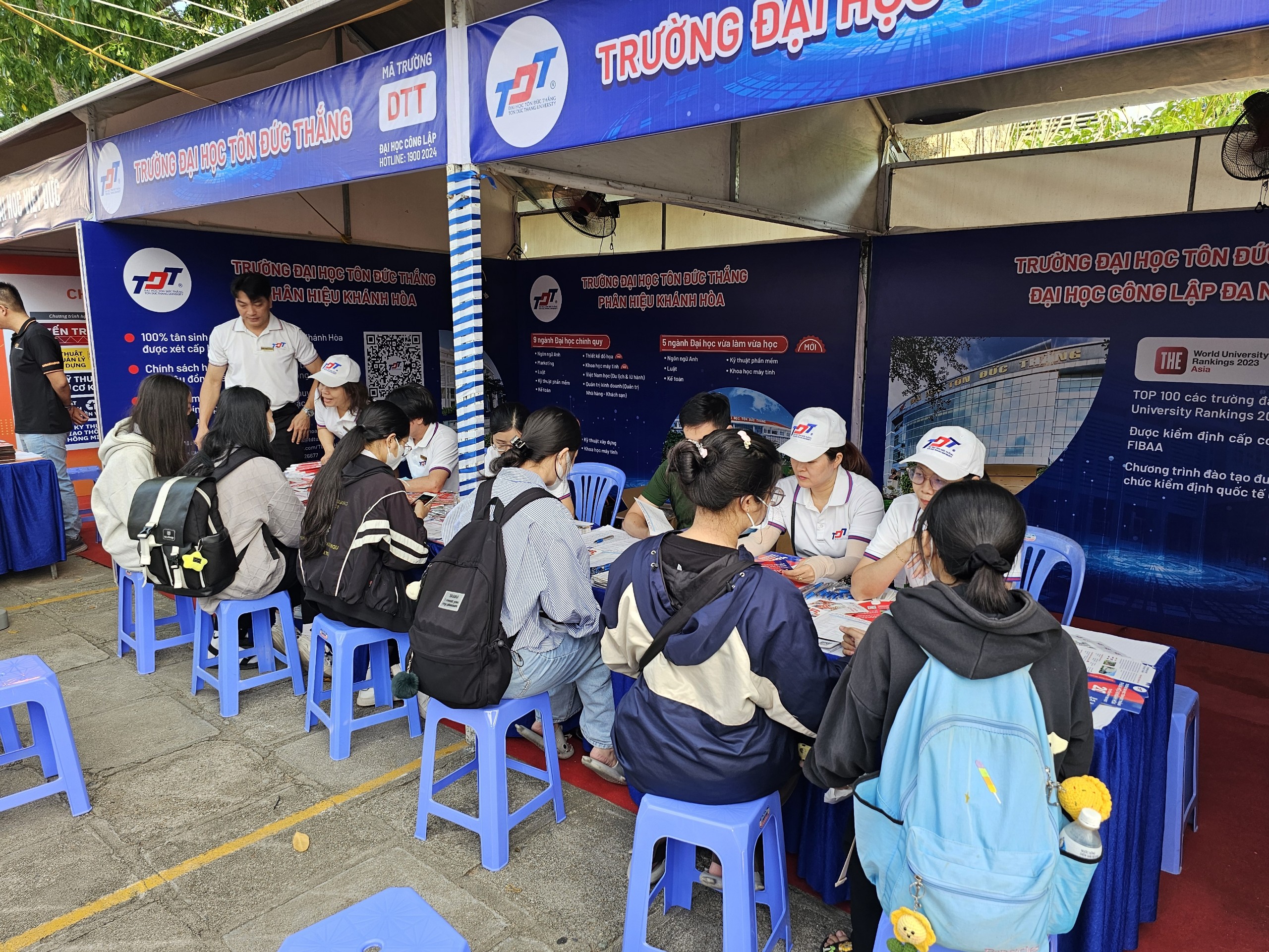 Gian hàng tư vấn mùa thi Nha Trang thu hút hàng ngàn học sinh- Ảnh 1.