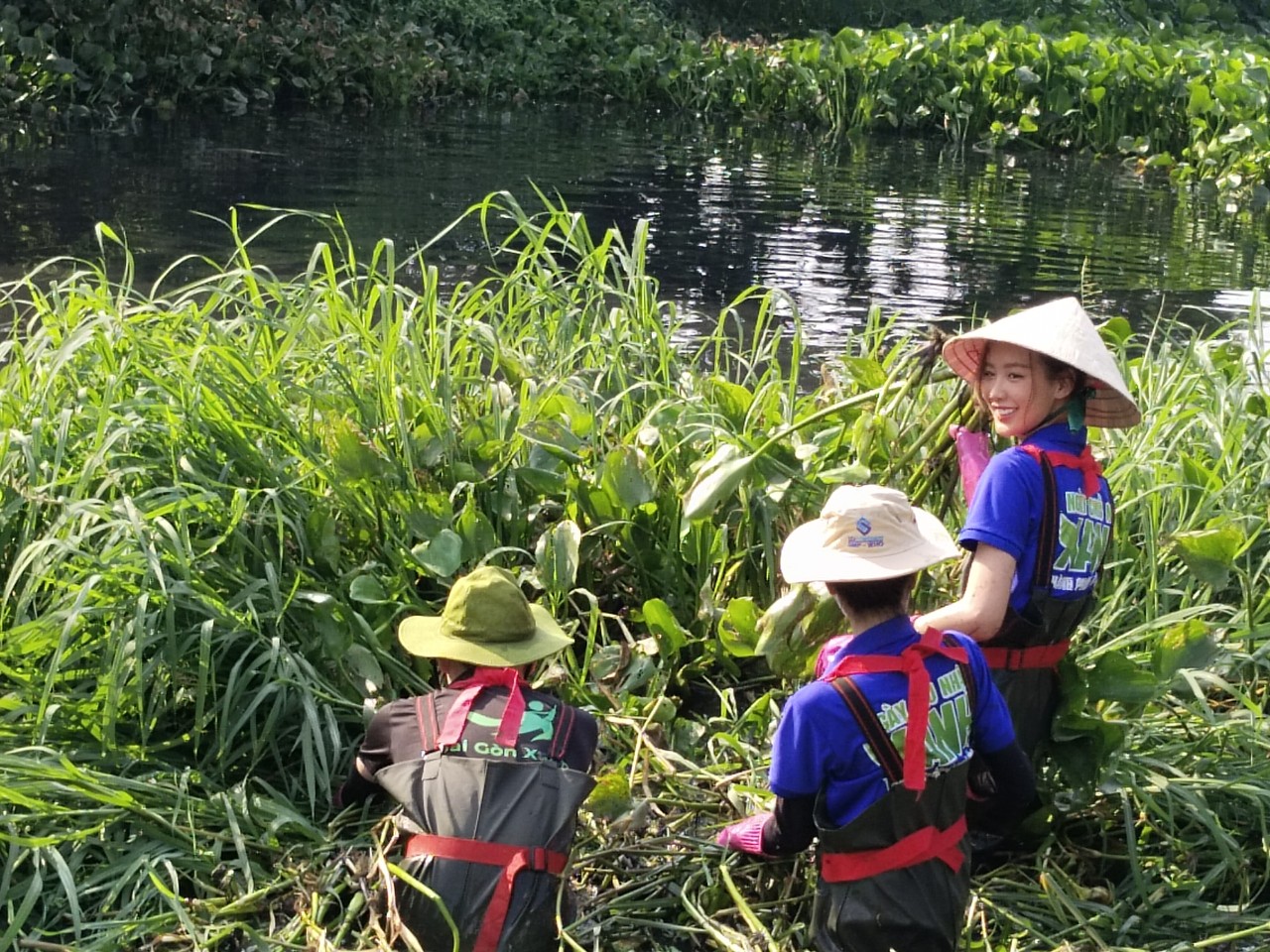 Hoa hậu cùng lội bùn cải tạo cảnh quan cho các dòng kênh- Ảnh 4.