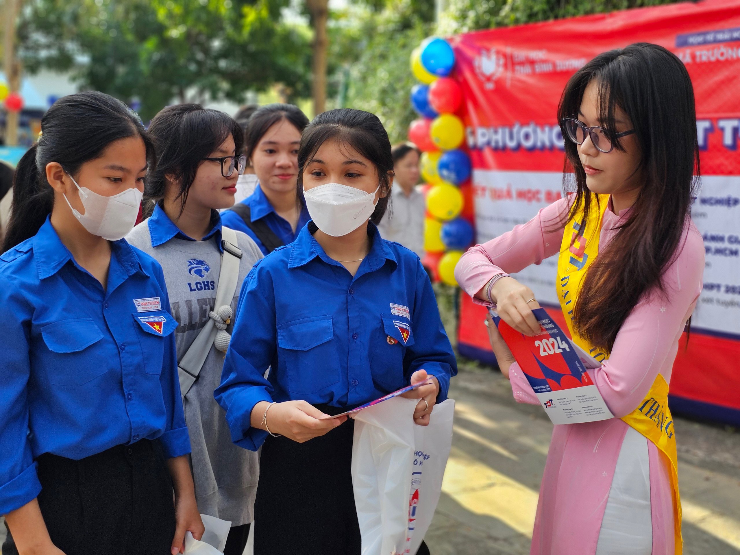 Gian hàng tư vấn mùa thi Nha Trang thu hút hàng ngàn học sinh- Ảnh 3.