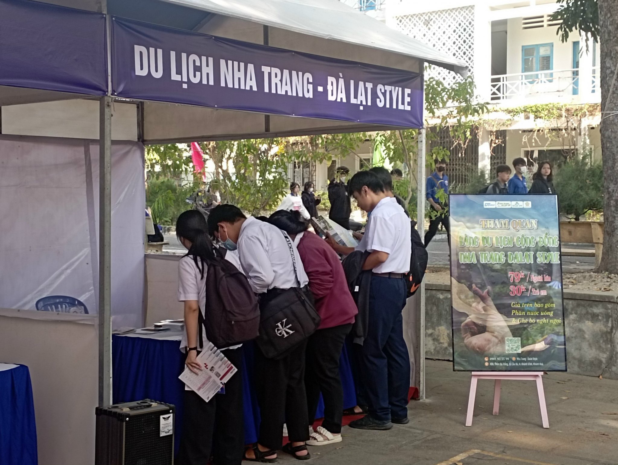 Gian hàng tư vấn mùa thi Nha Trang thu hút hàng ngàn học sinh- Ảnh 11.