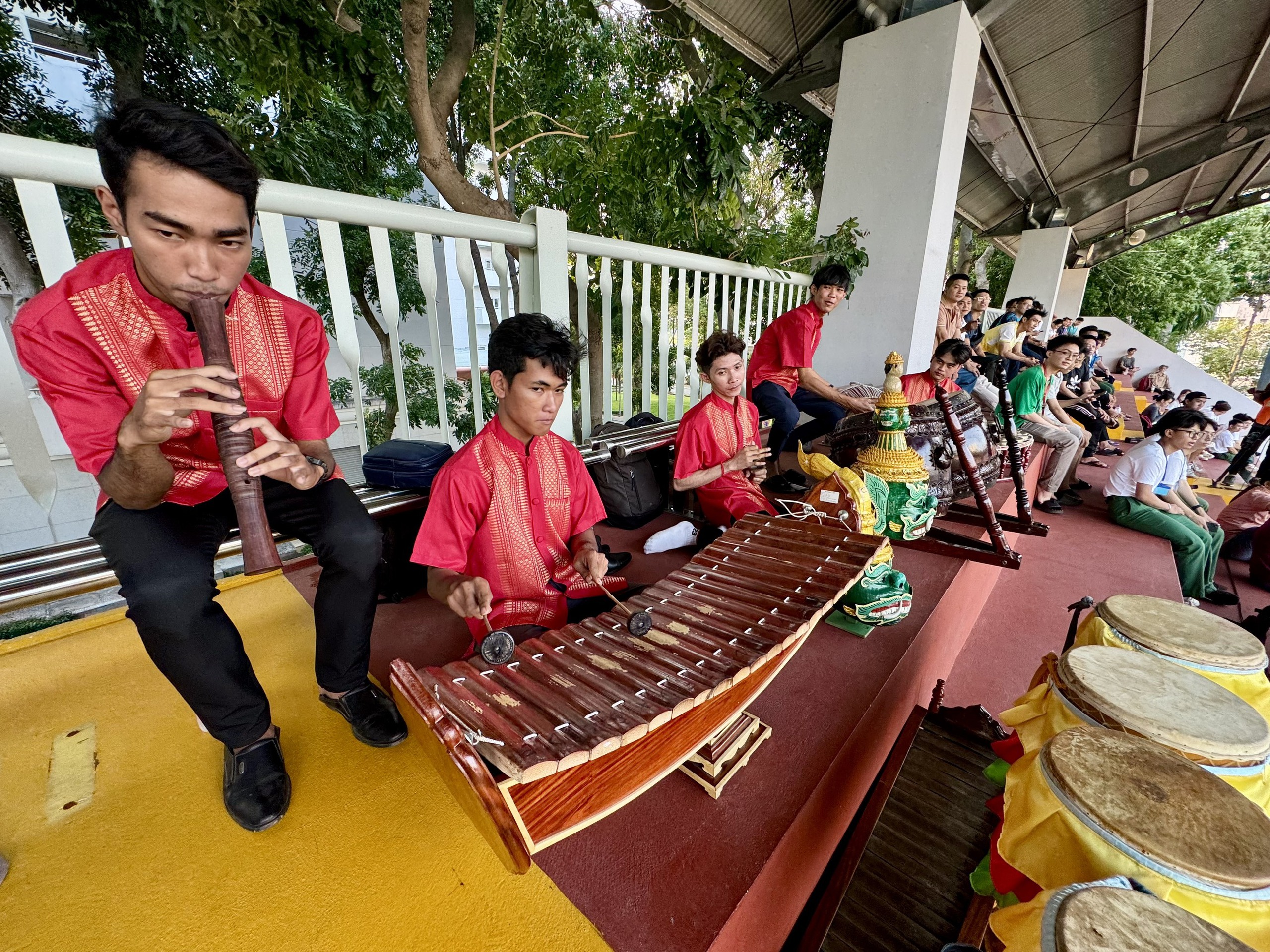 Dàn nhạc ngũ âm của đồng bào Khmer gây tò mò trên khán đài vòng chung kết- Ảnh 3.
