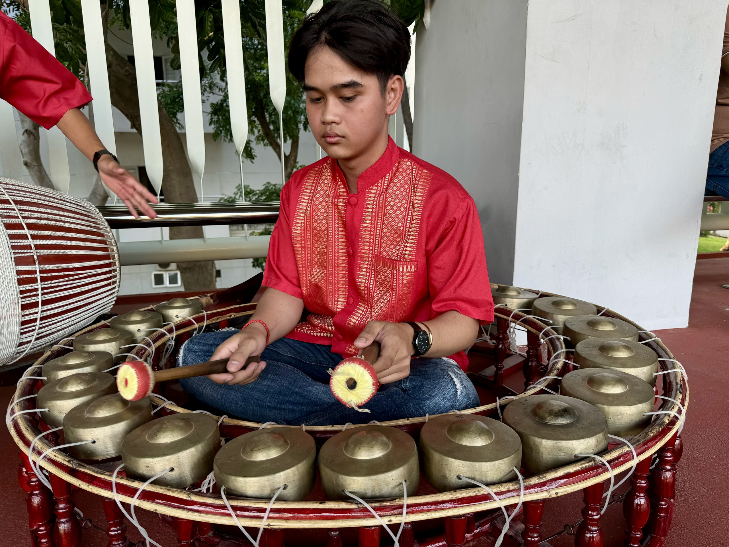 Dàn nhạc ngũ âm của đồng bào Khmer gây tò mò trên khán đài vòng chung kết- Ảnh 5.