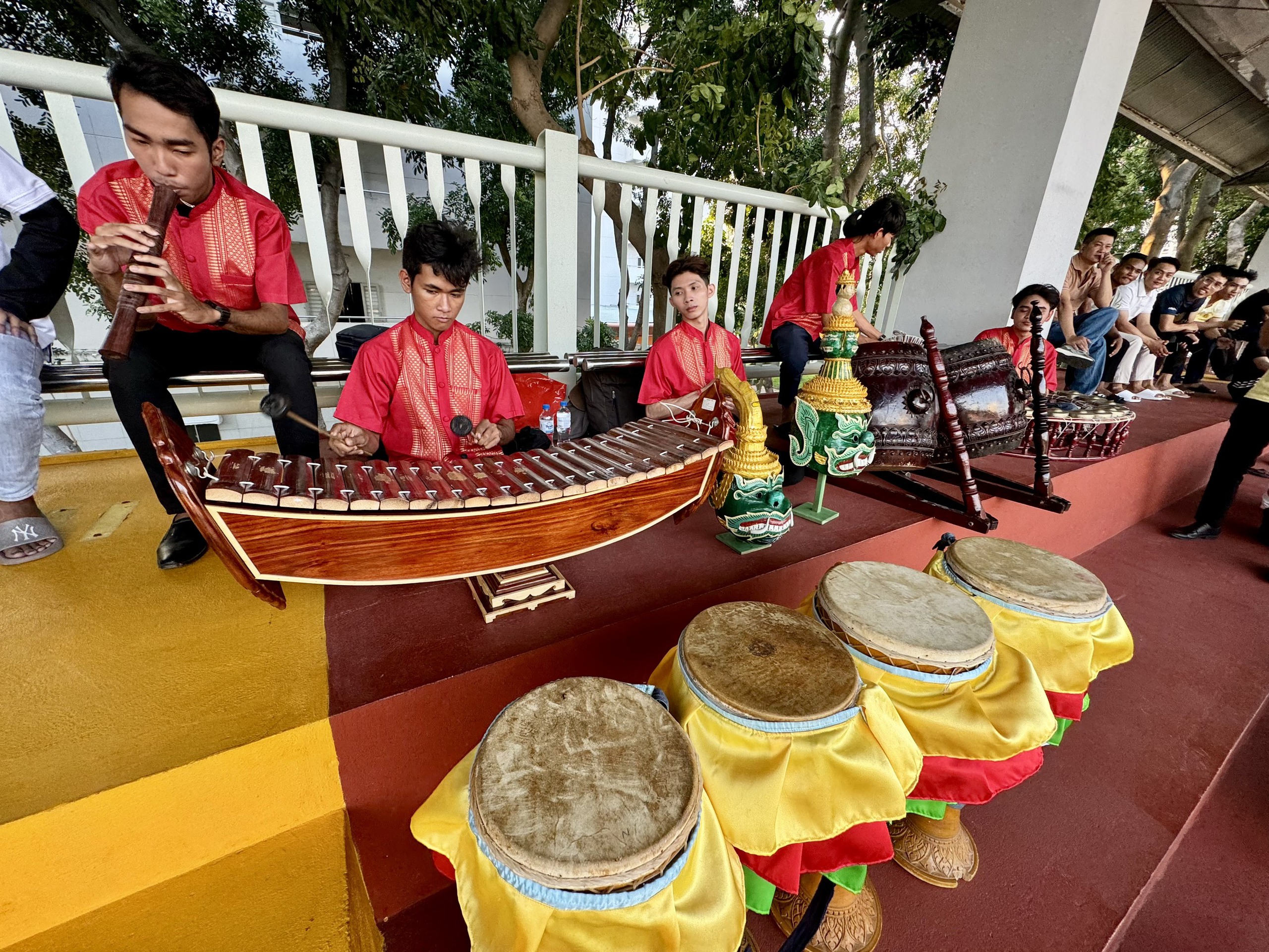 Dàn nhạc ngũ âm của đồng bào Khmer gây tò mò trên khán đài vòng chung kết- Ảnh 2.