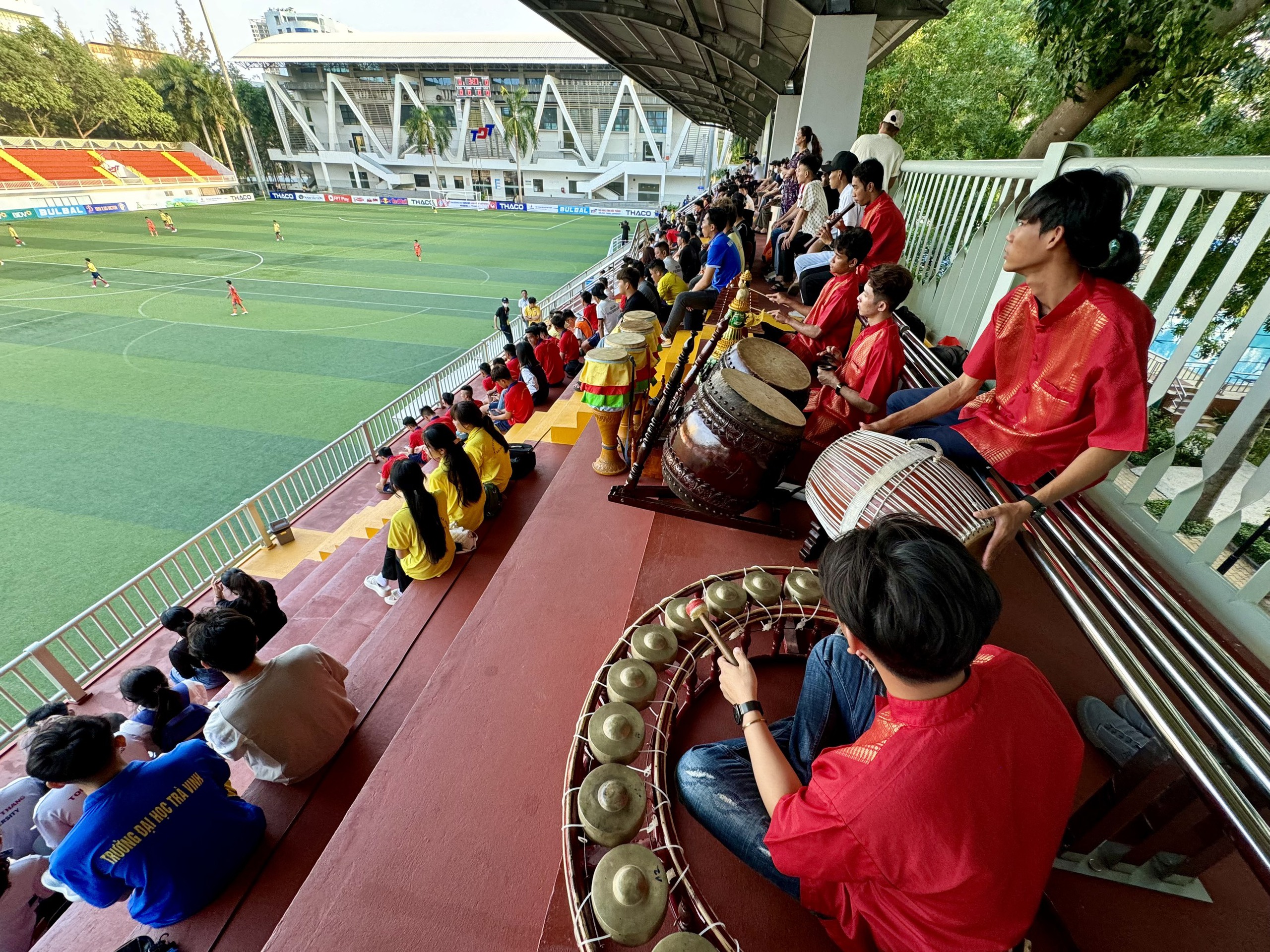 Dàn nhạc ngũ âm của đồng bào Khmer gây tò mò trên khán đài vòng chung kết- Ảnh 1.