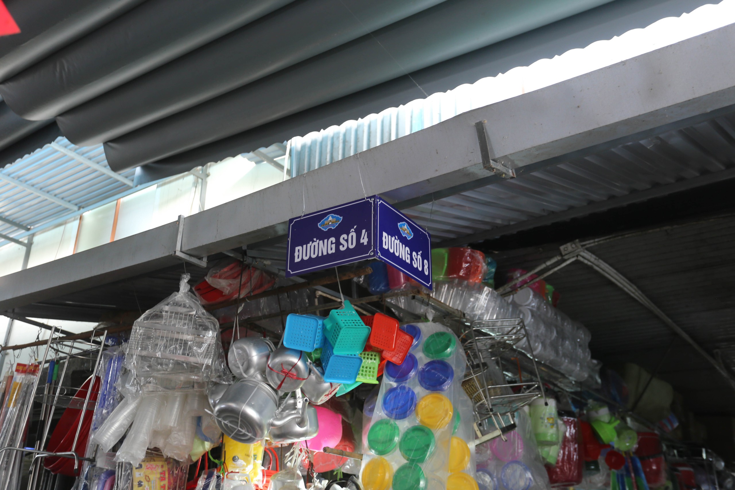 Tên đường được đặt trong chợ Đông Ba: Người bán mừng còn khách không sợ 'lạc'- Ảnh 3.