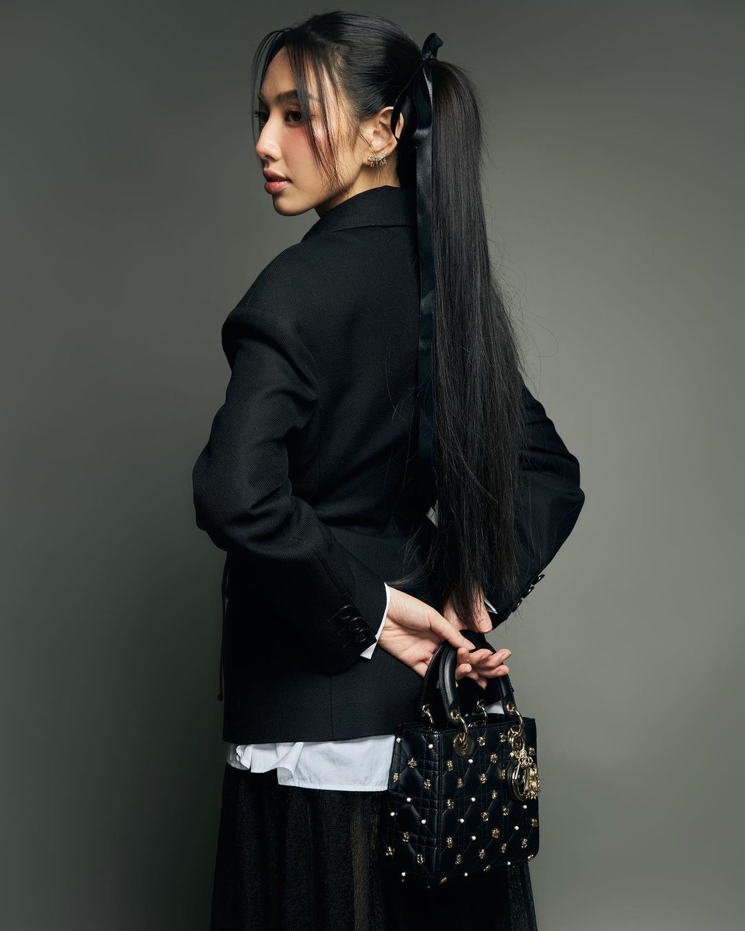 Mặc đẹp màu đen tối giản với gợi ý từ các người đẹp Việt- Ảnh 4.