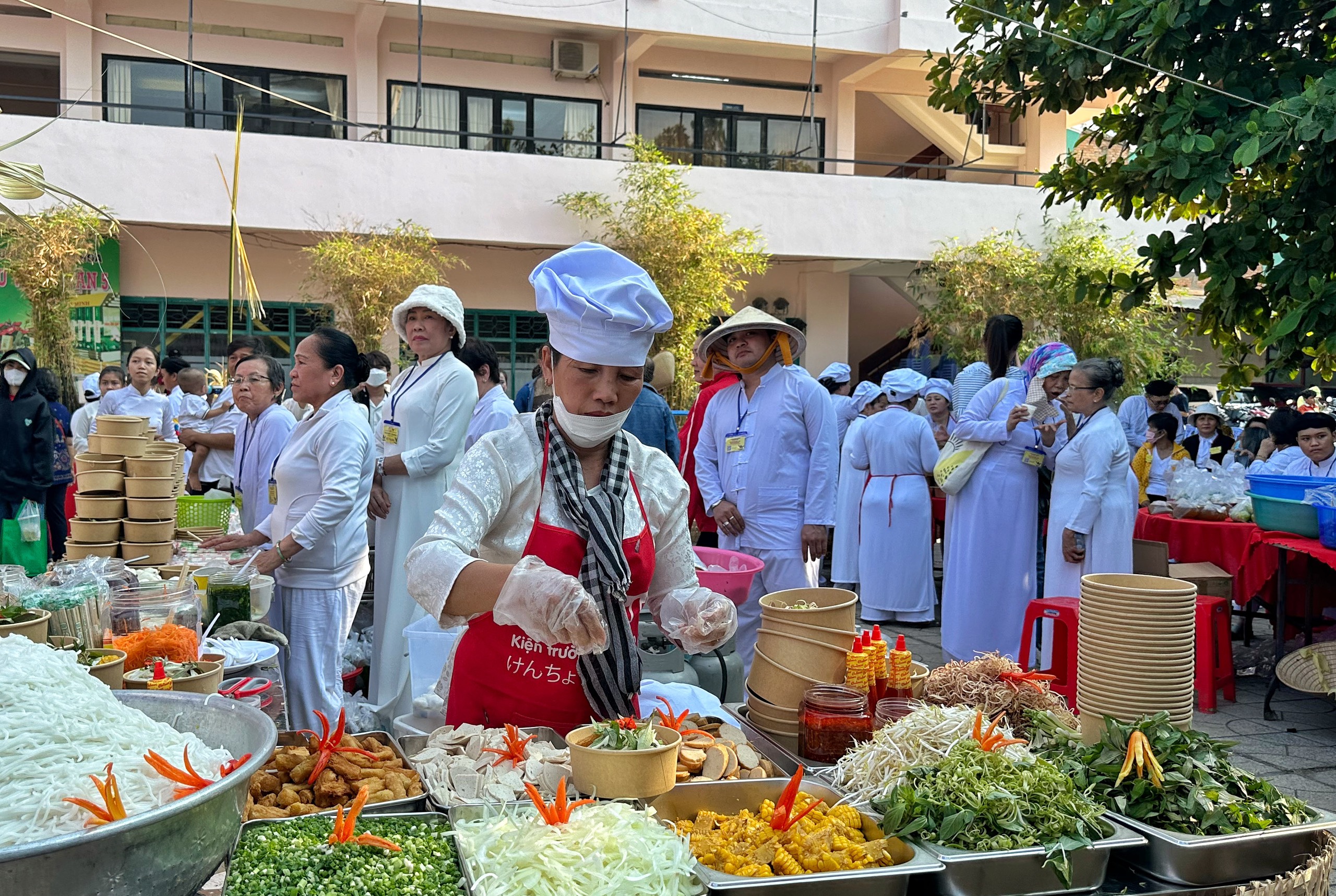 'Biển người' ở TP.HCM cầm... lá cây đi mua món ngon, không xài tiền mặt- Ảnh 6.