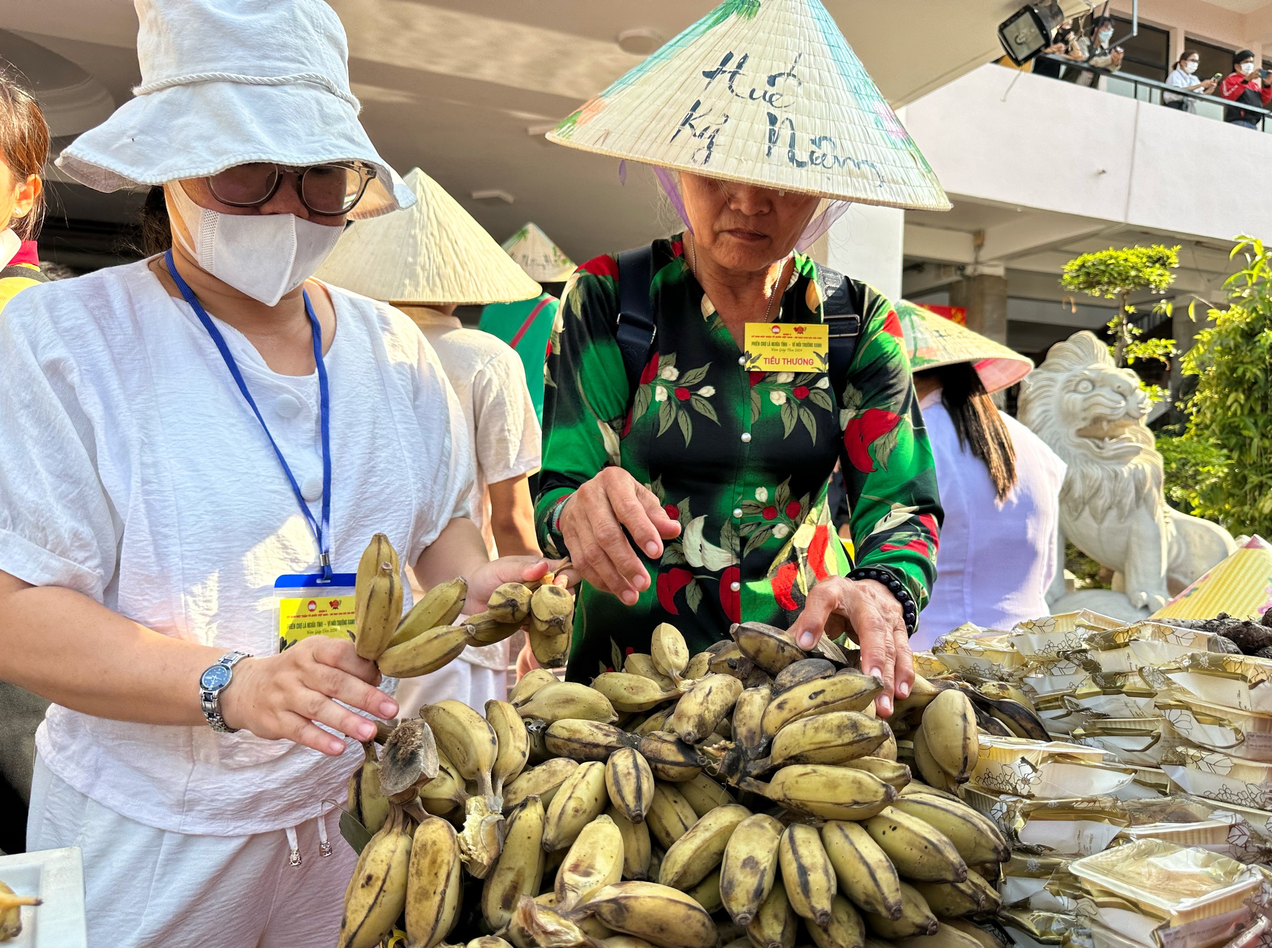 'Biển người' ở TP.HCM cầm... lá cây đi mua món ngon, không xài tiền mặt- Ảnh 7.