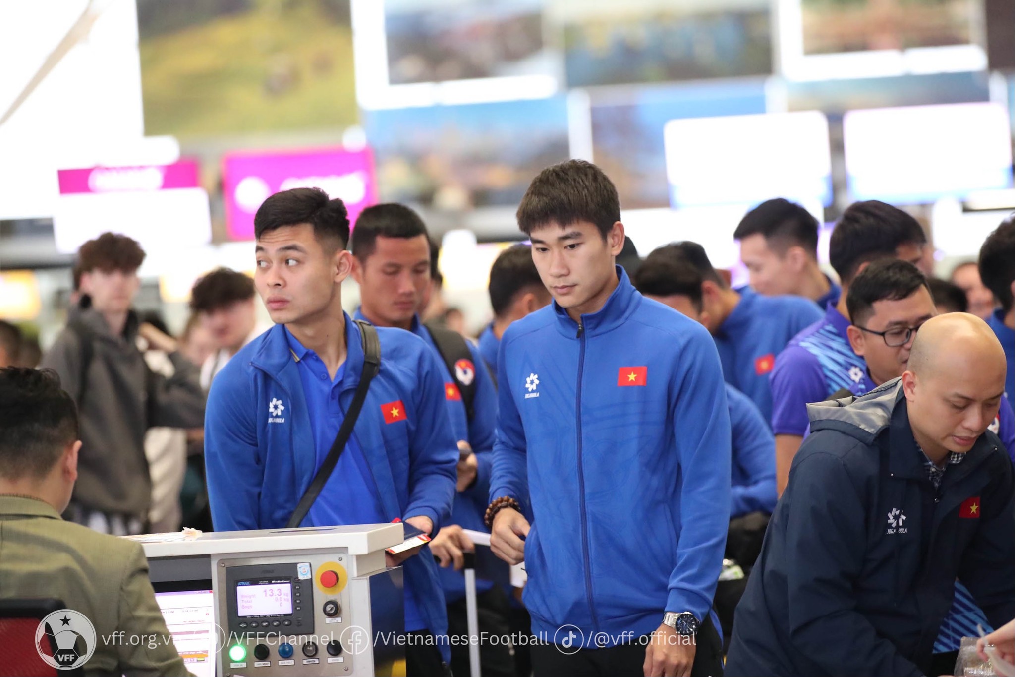 Đội tuyển Việt Nam được chúc may mắn tại sân bay, sẵn sàng tâm thế trước 'đại chiến' Indonesia- Ảnh 2.