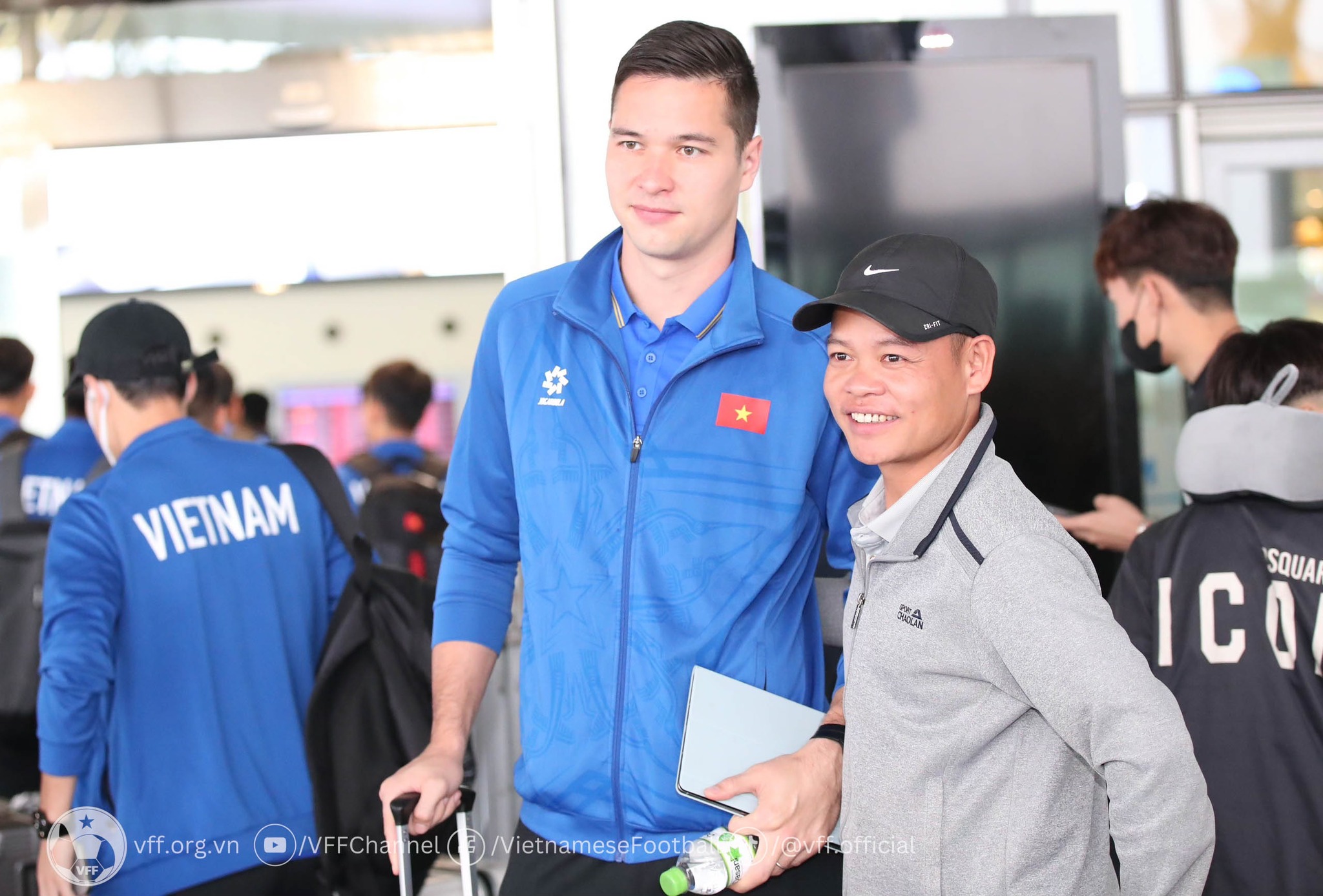 Đội tuyển Việt Nam được chúc may mắn tại sân bay, sẵn sàng tâm thế trước 'đại chiến' Indonesia- Ảnh 6.