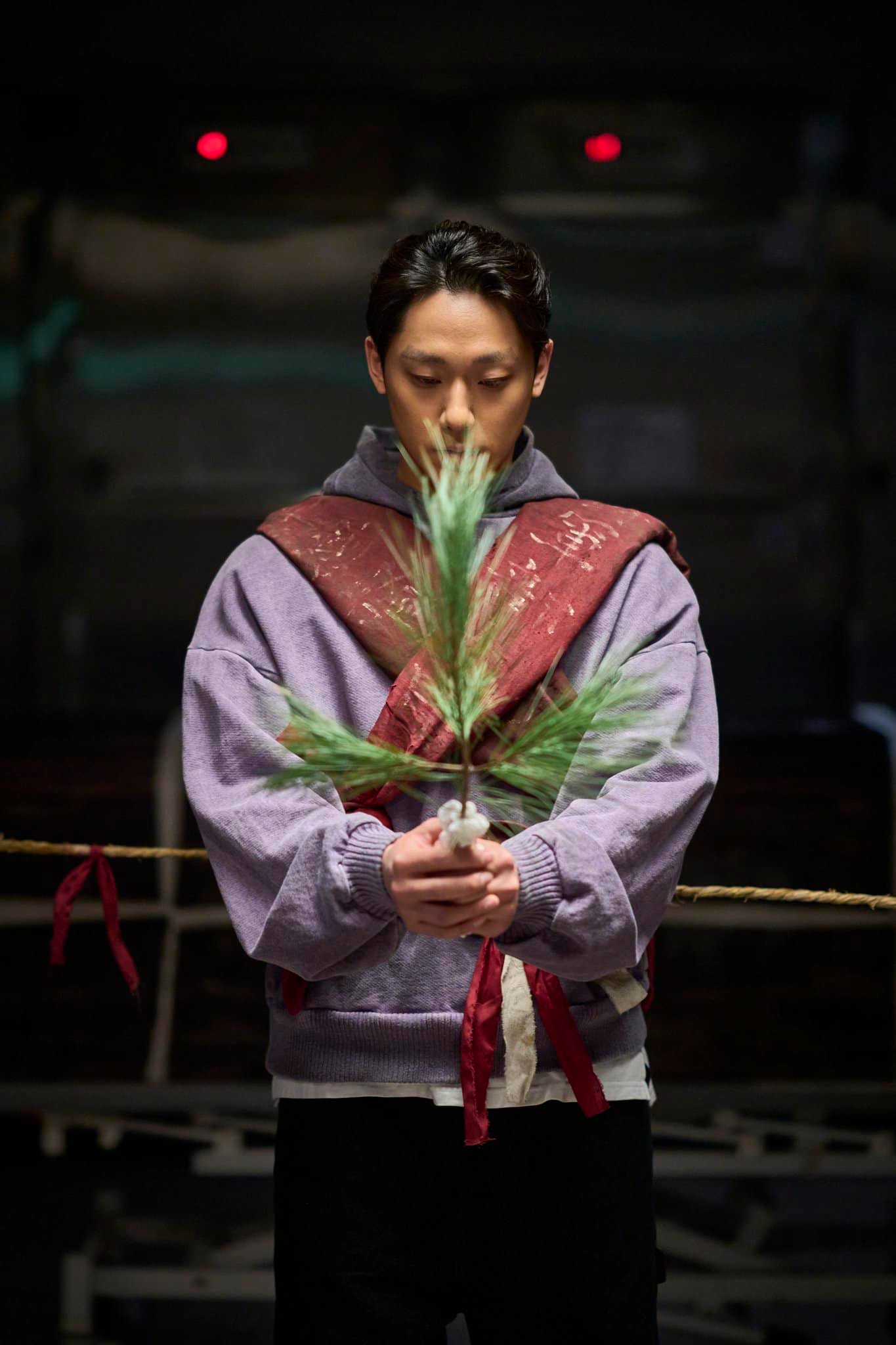 'Pháp sư xăm trổ' Lee Do Hyun ấn tượng trong 'Exhuma: Quật mộ trùng ma'- Ảnh 11.
