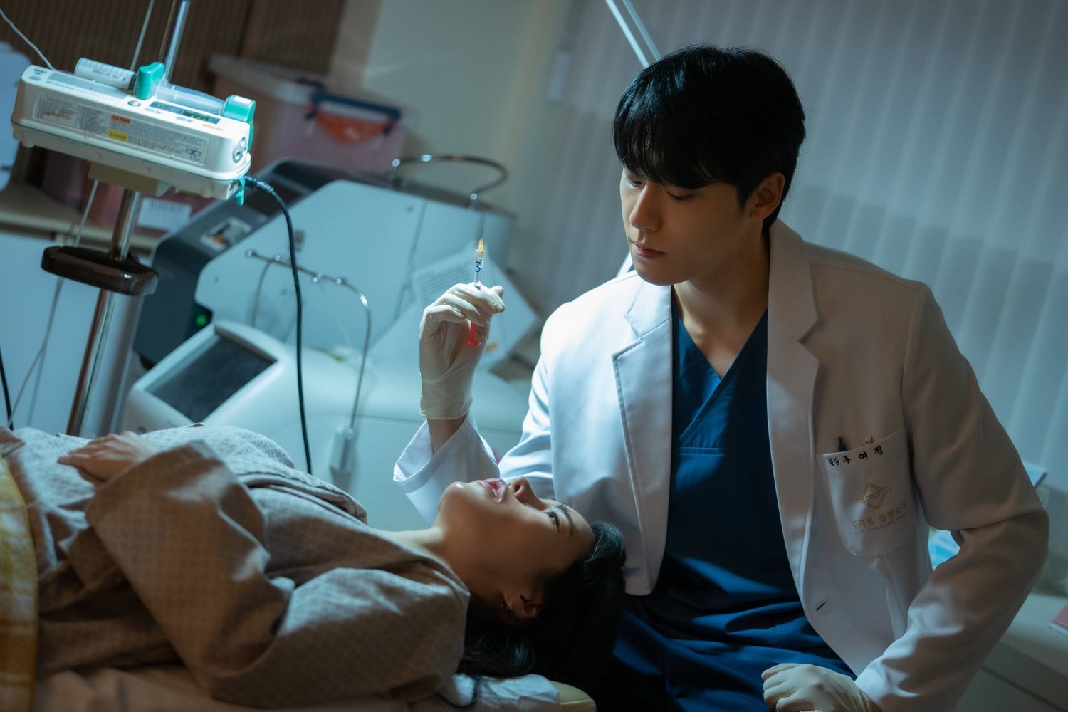 'Pháp sư xăm trổ' Lee Do Hyun ấn tượng trong 'Exhuma: Quật mộ trùng ma'- Ảnh 15.