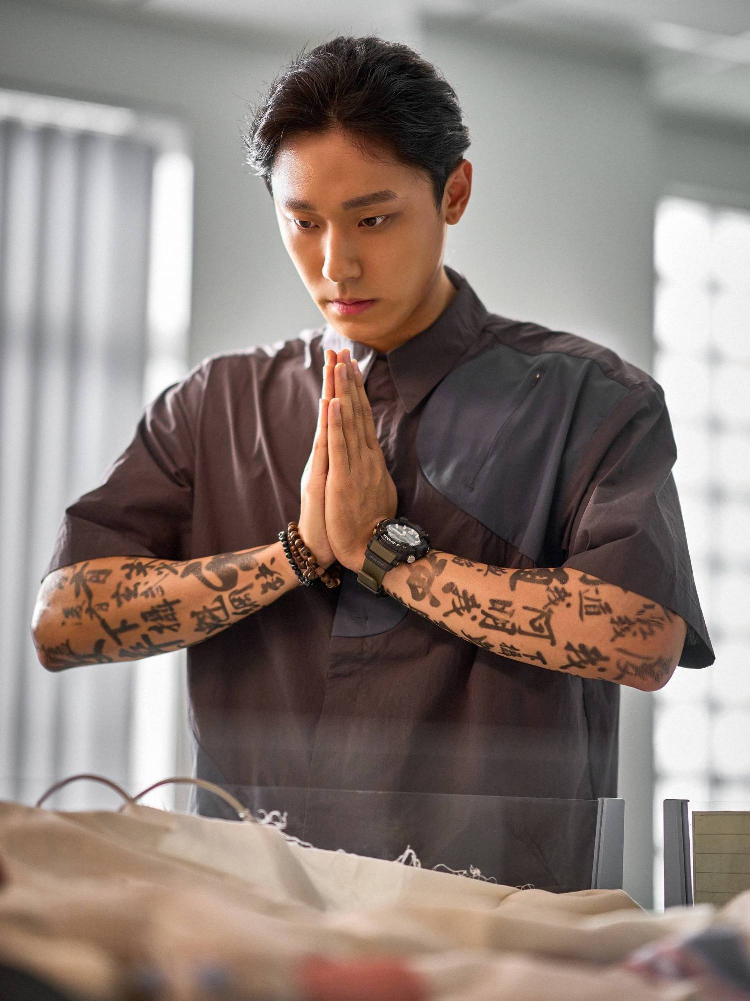 'Pháp sư xăm trổ' Lee Do Hyun ấn tượng trong 'Exhuma: Quật mộ trùng ma'- Ảnh 10.