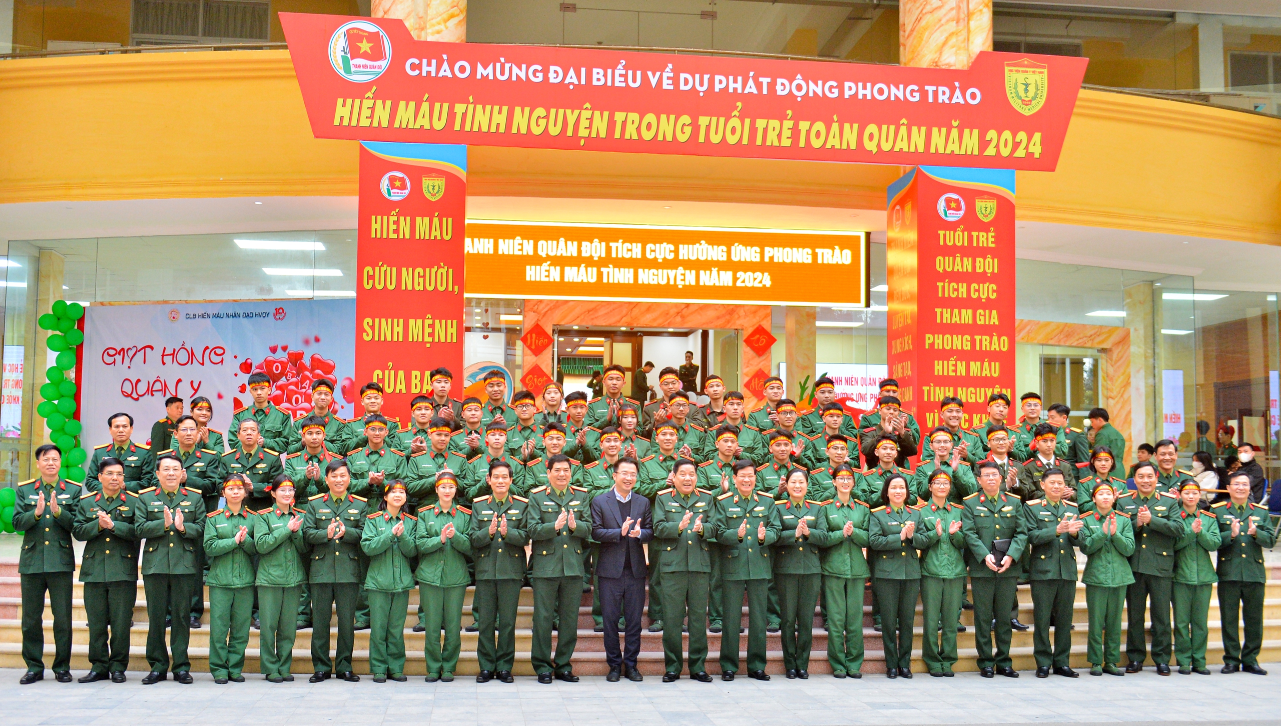 Trung tướng Nguyễn Văn Gấu: 'Đoàn viên trong quân đội luôn hăng hái hiến máu tình nguyện'- Ảnh 10.