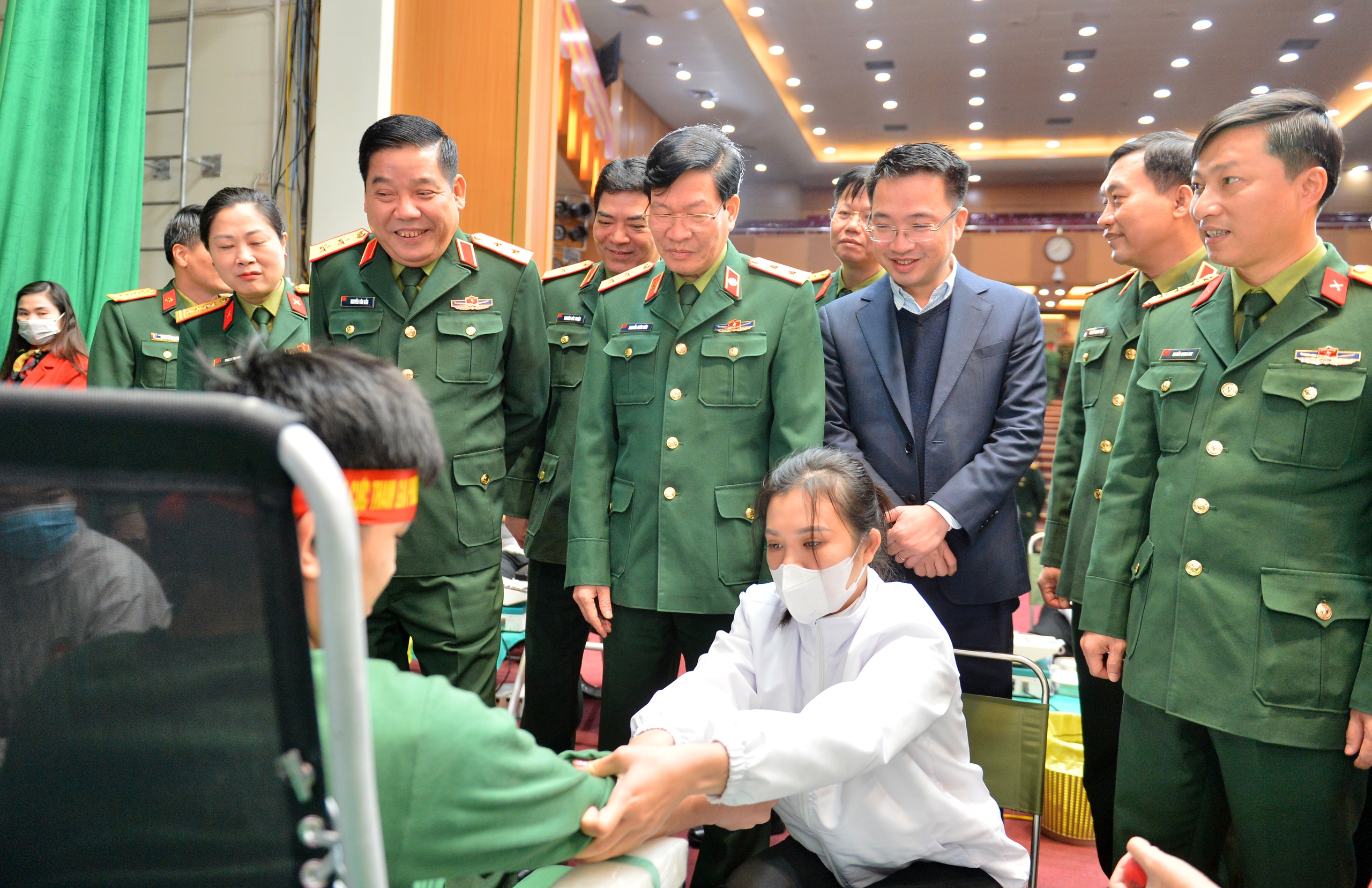Trung tướng Nguyễn Văn Gấu: 'Đoàn viên trong quân đội luôn hăng hái hiến máu tình nguyện'- Ảnh 9.