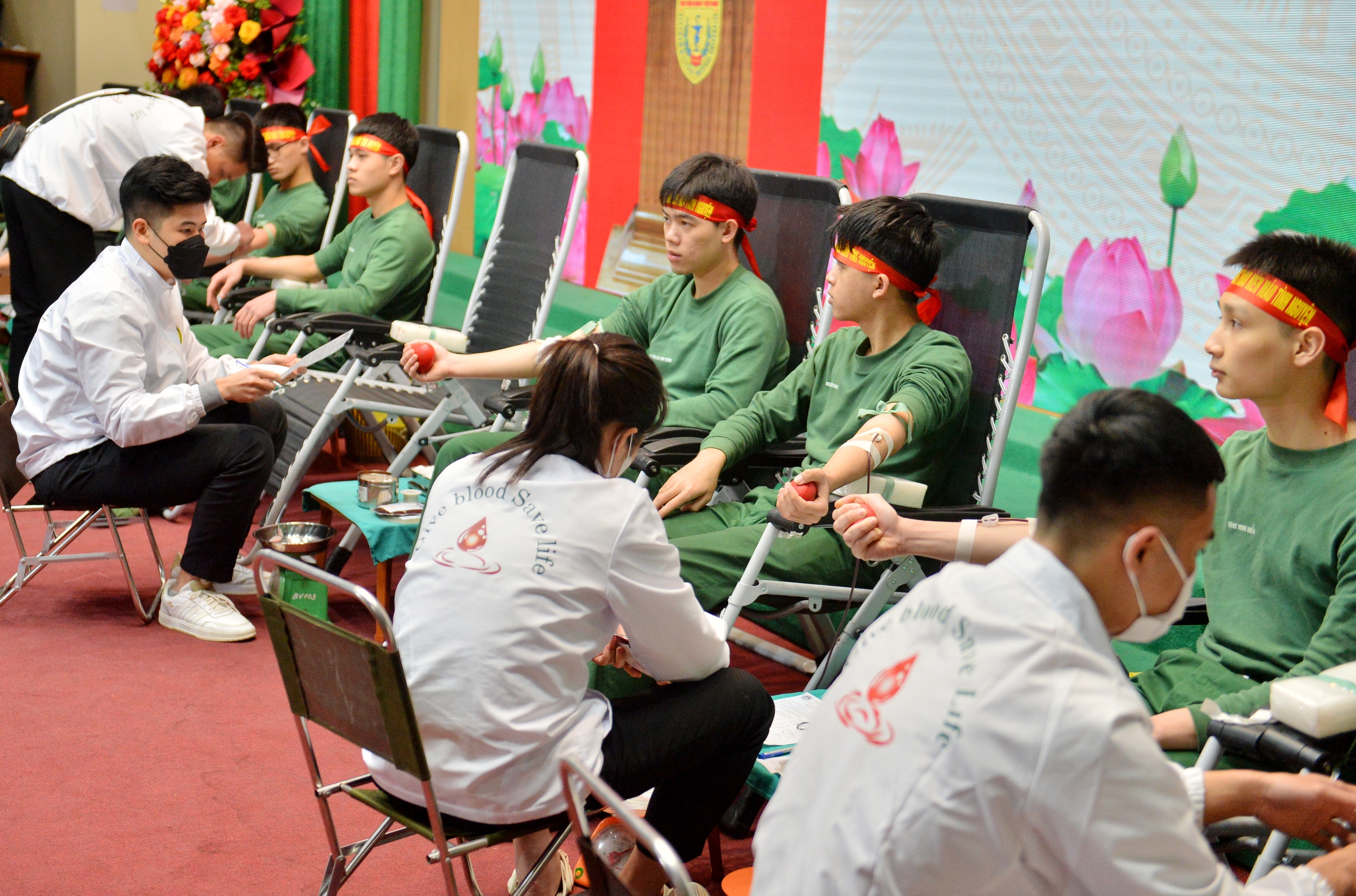 Trung tướng Nguyễn Văn Gấu: 'Đoàn viên trong quân đội luôn hăng hái hiến máu tình nguyện'- Ảnh 6.